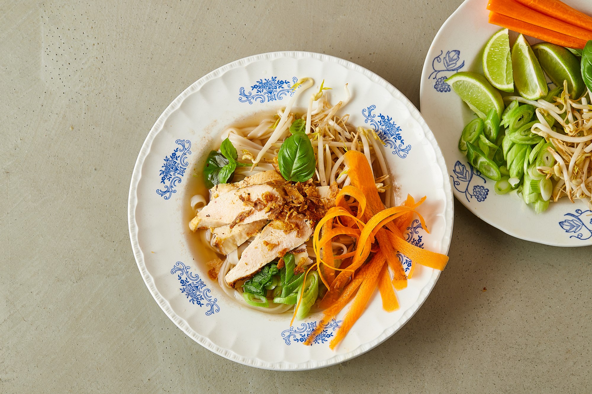 Pho med kylling, thai basilikum og gulerødder