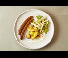 Wienerpølser med bagte kartofler og waldorfsalat-ish