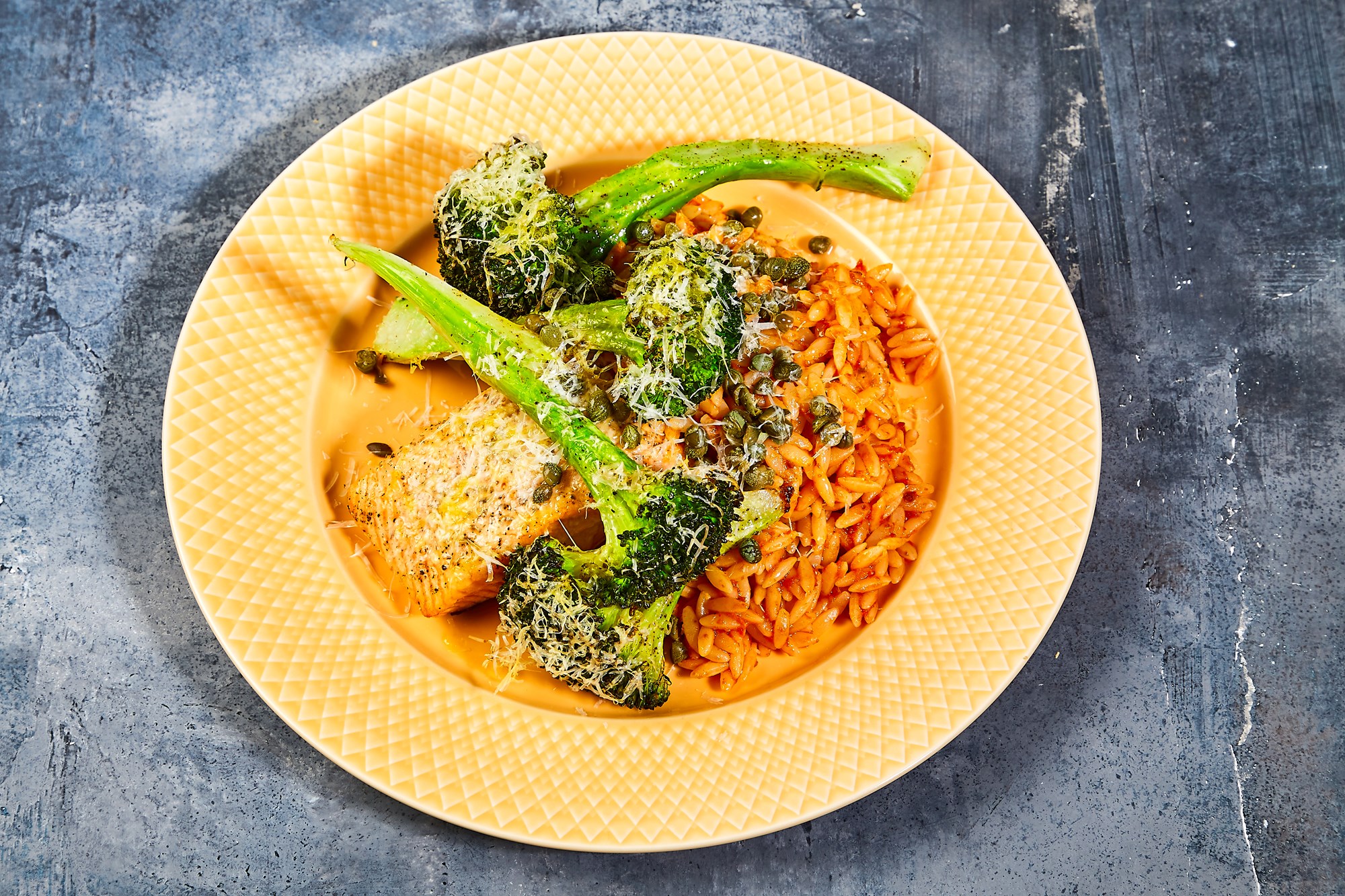 Bagt laksefilet med fregola sarda, soltørrede tomater, kapers & parmesanstegt broccoli