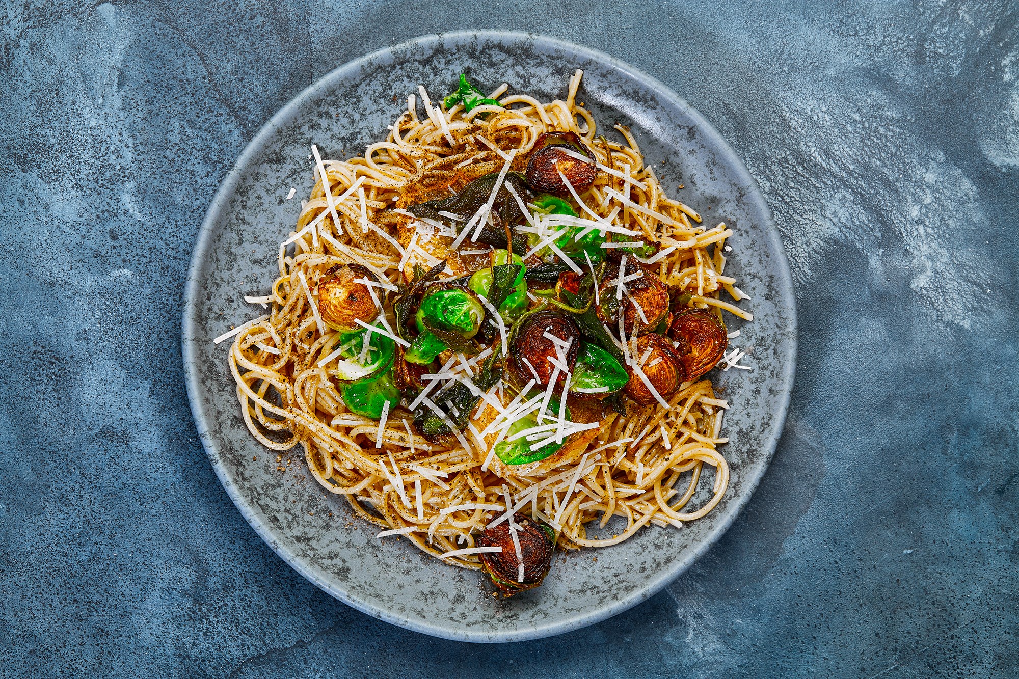 Spaghetti alla cacio e pepe med skindstegt hvilling & stegte rosenkål