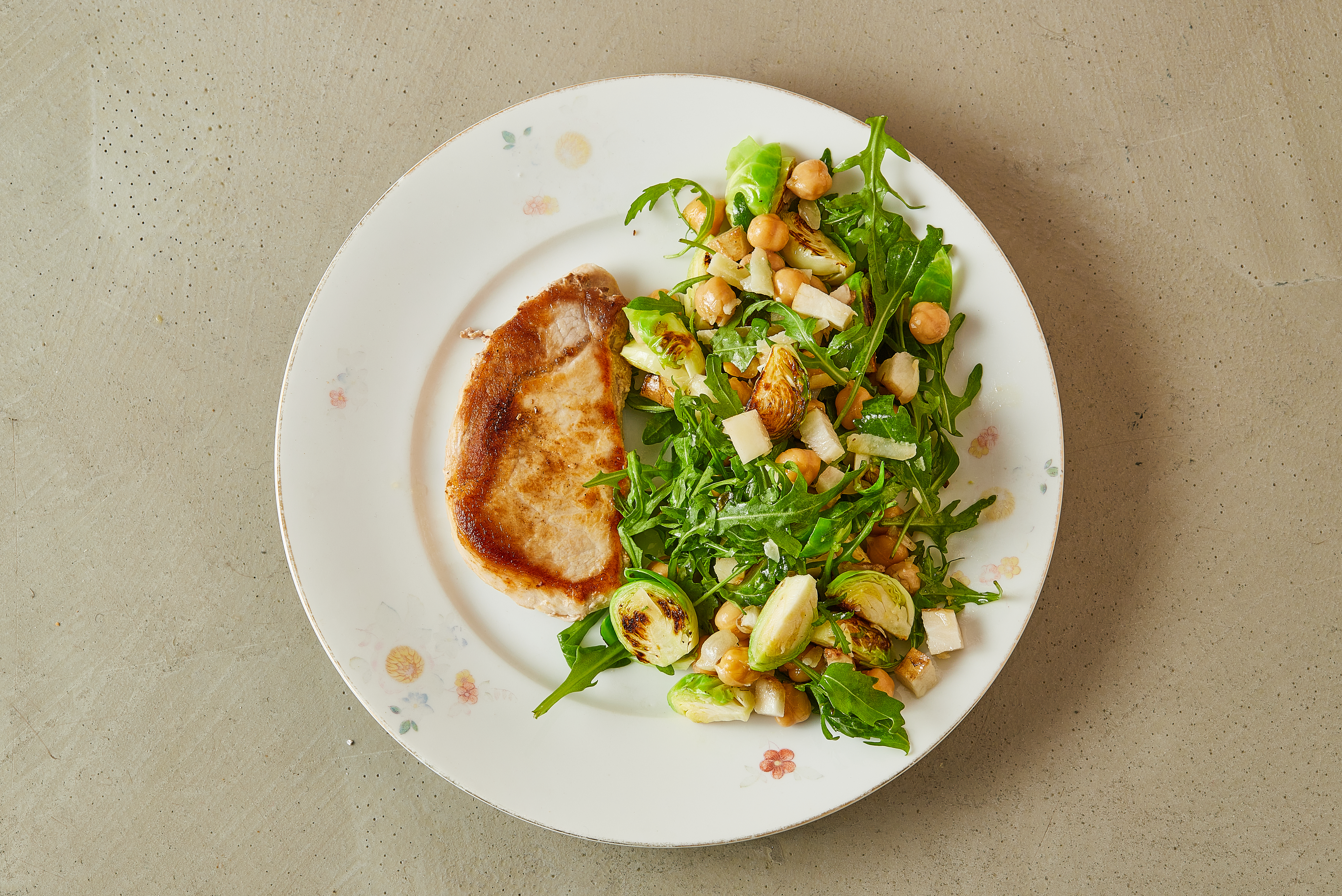 Kotelet med grov salat af rosenkål, jordskokker og kikærter