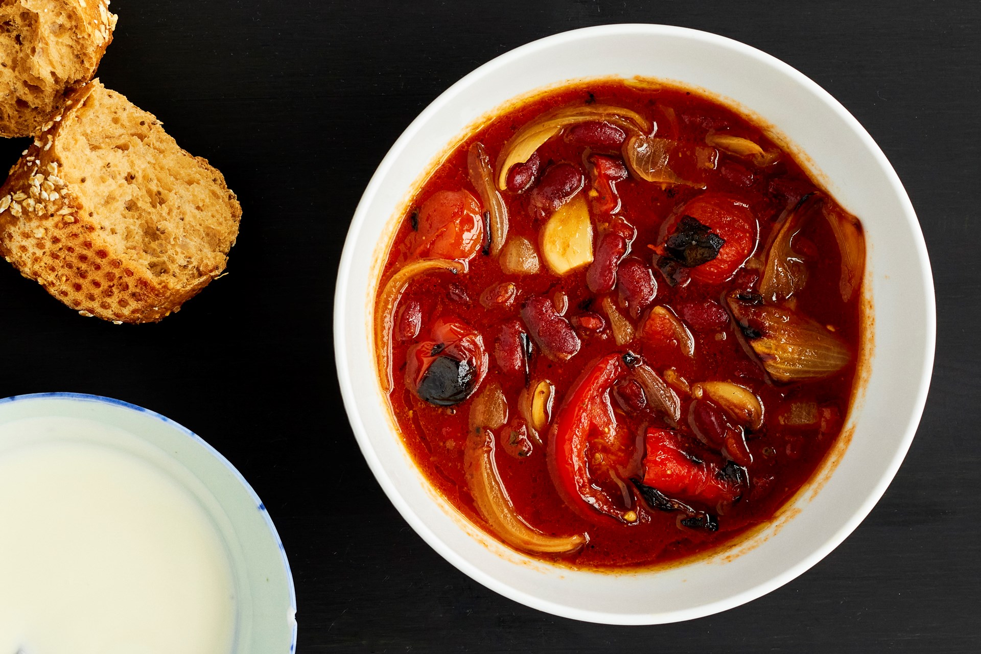 Chili sin carne med creme fraiche og brød Opskrift fra Skagenfood.dk
