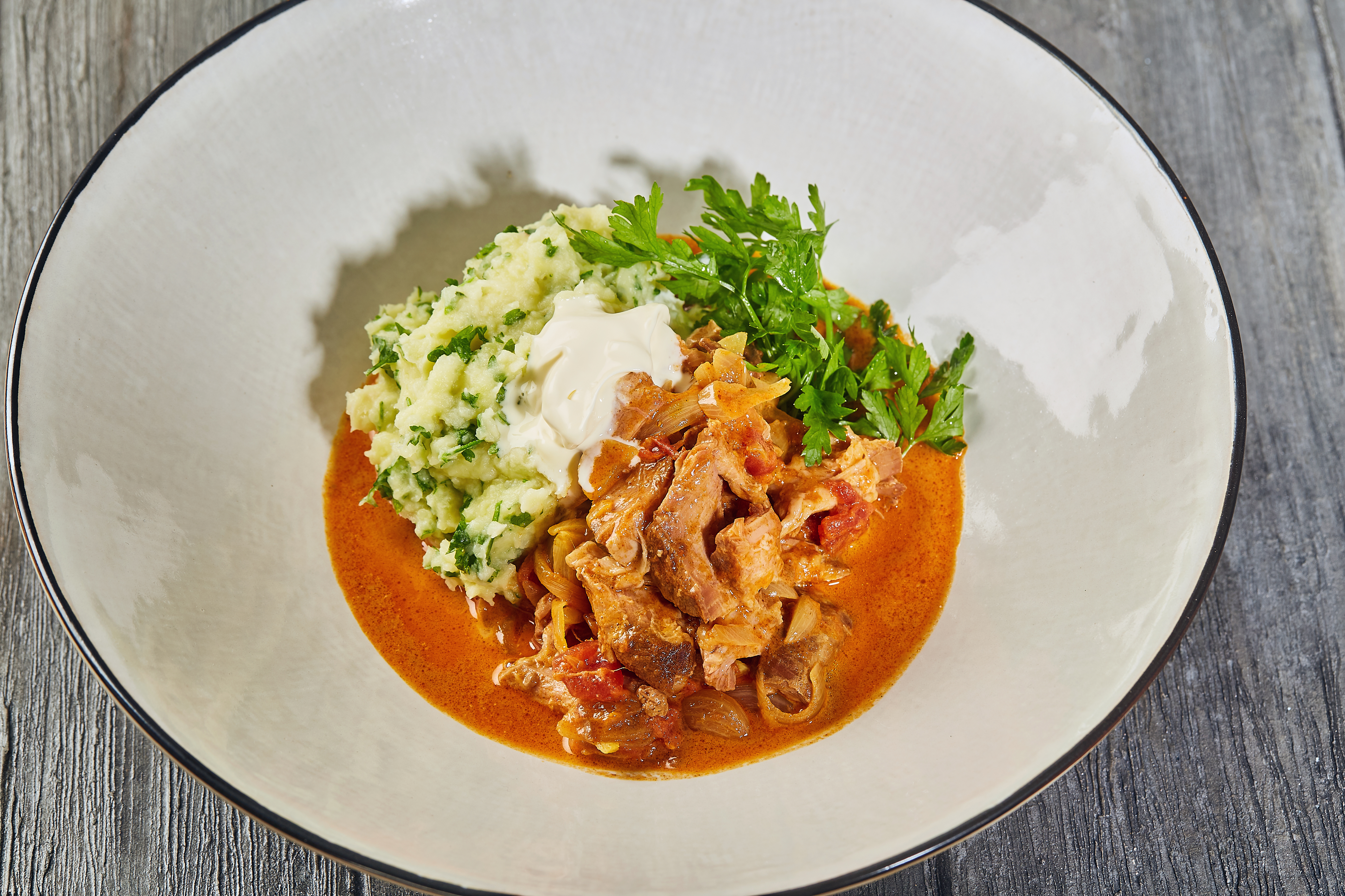 Mør gris a la Rogan Josh med selleri-persillemos og creme fraiche