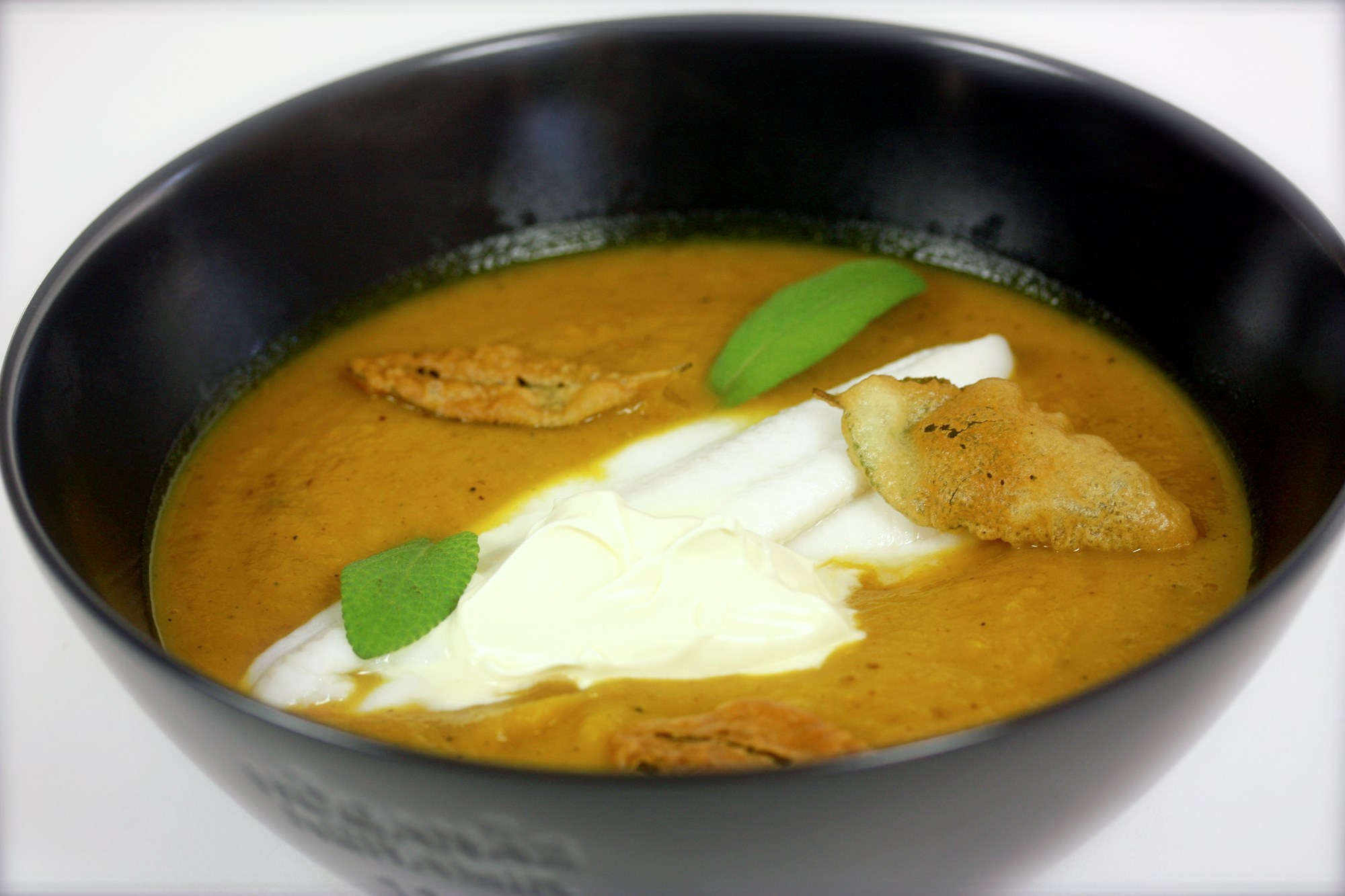 Butternut squash suppe med Panch Phoron, Hærvejsost, ovnbagt rødspætte, friterede salvieblade & cremefraiche