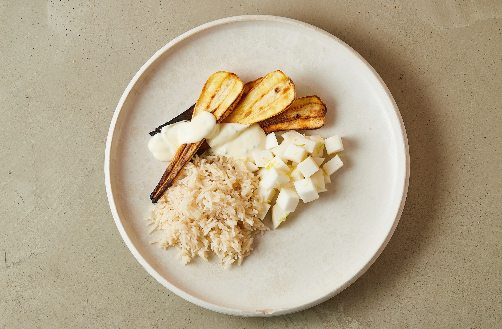 Ris lyonnaise med bagt persillerod, kaperssauce og majroe