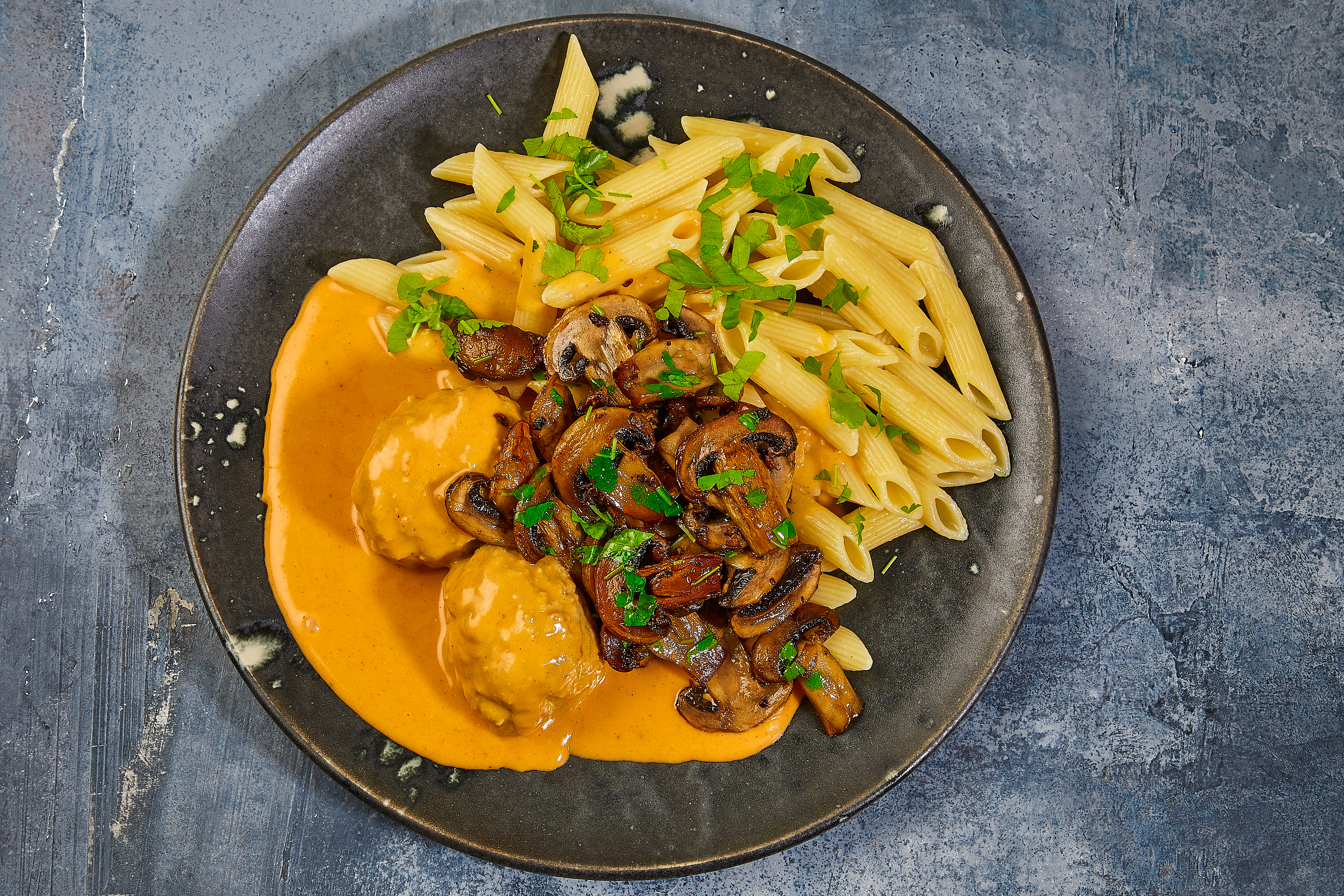 Heat: Ungarske kødboller i cremet paprikasovs med ristede champignons