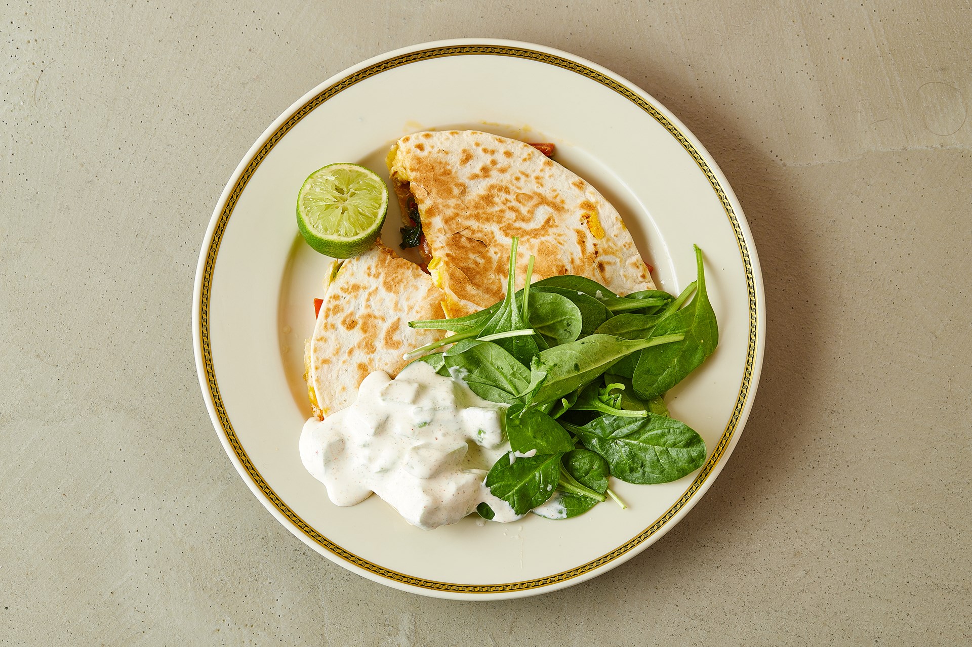 Quesadilla med kylling, peberfrugt, spinat med cremet avokado