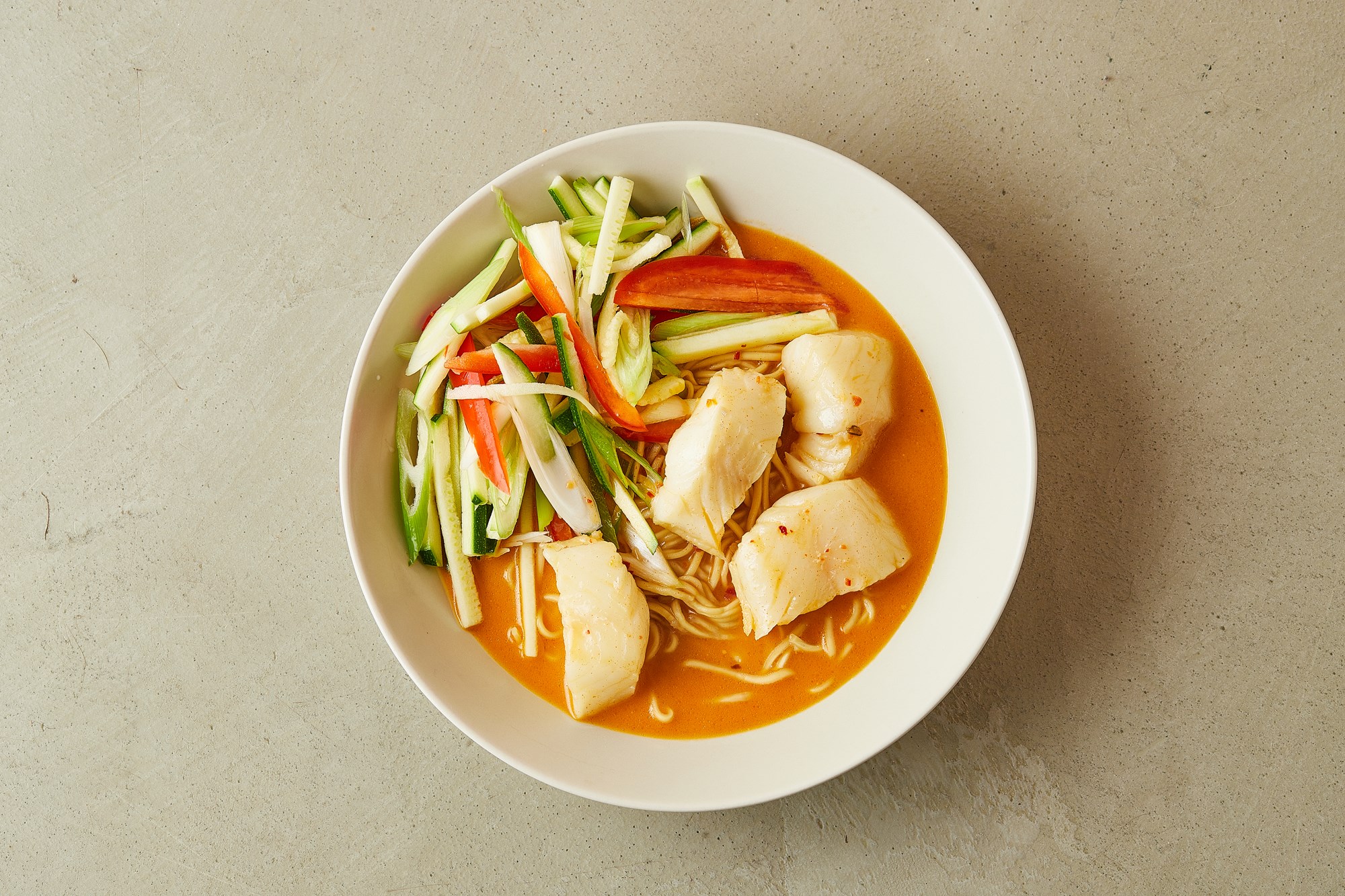 Malaysisk laksa-suppe med lyssej, sprød grønt og nudler