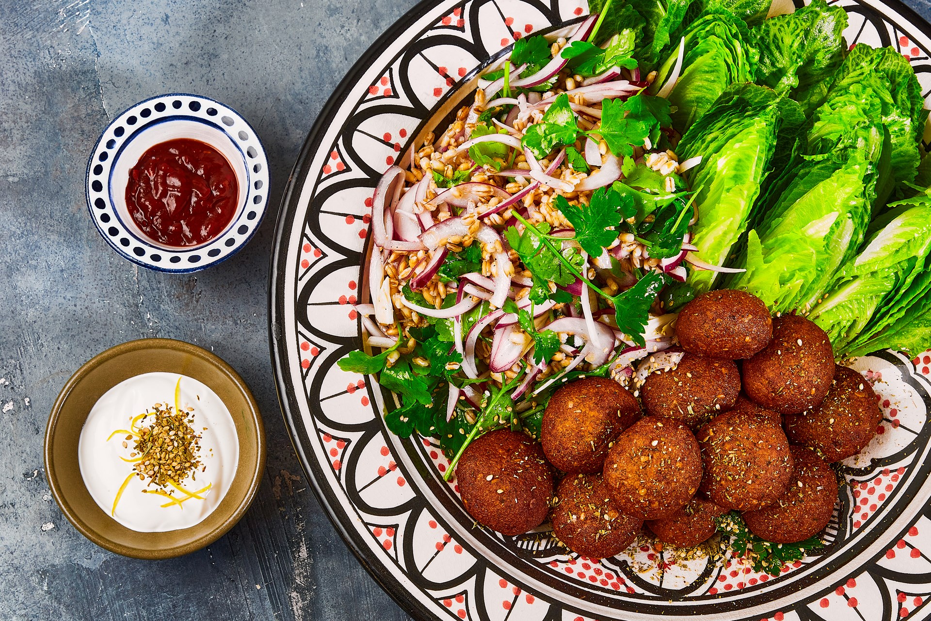 Falafel & salatat Baqduness wa Bassal & freekeh dertil harissa samt