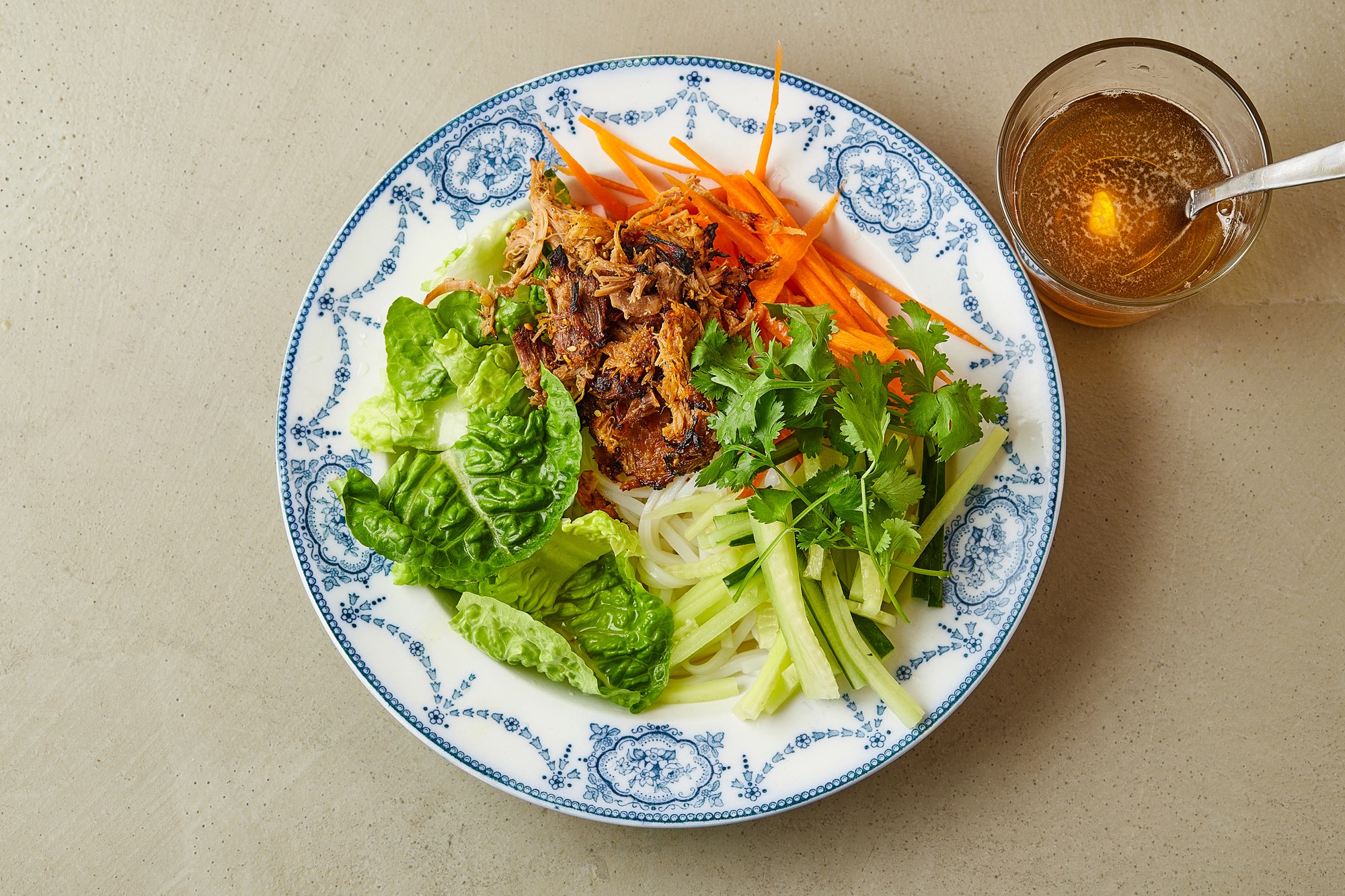 Vietnamesisk nudelsalat med svinekød, grønt og friske urter