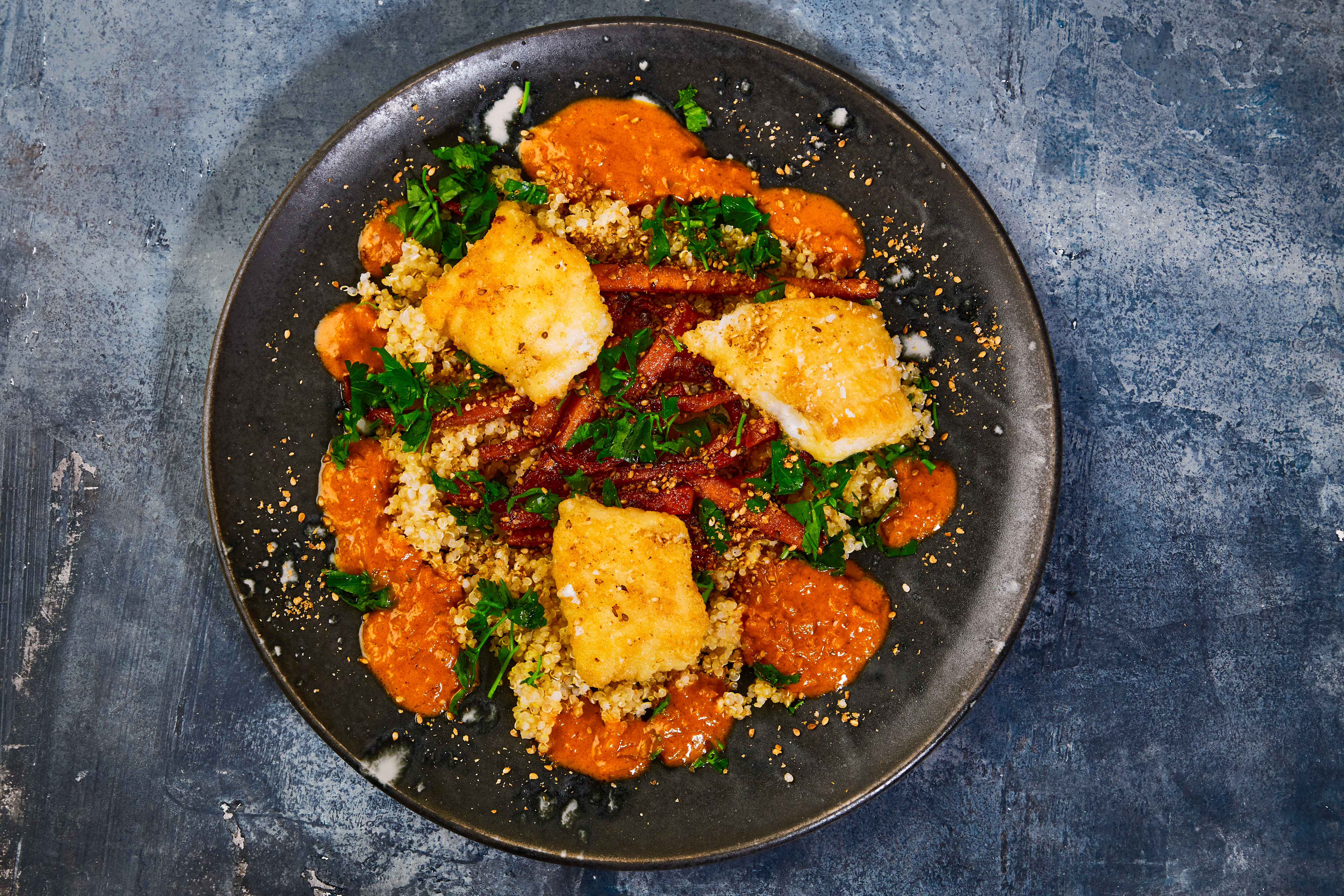 Langefilet med indisk karry sovs, quinoa og sesamstegte gulerødder
