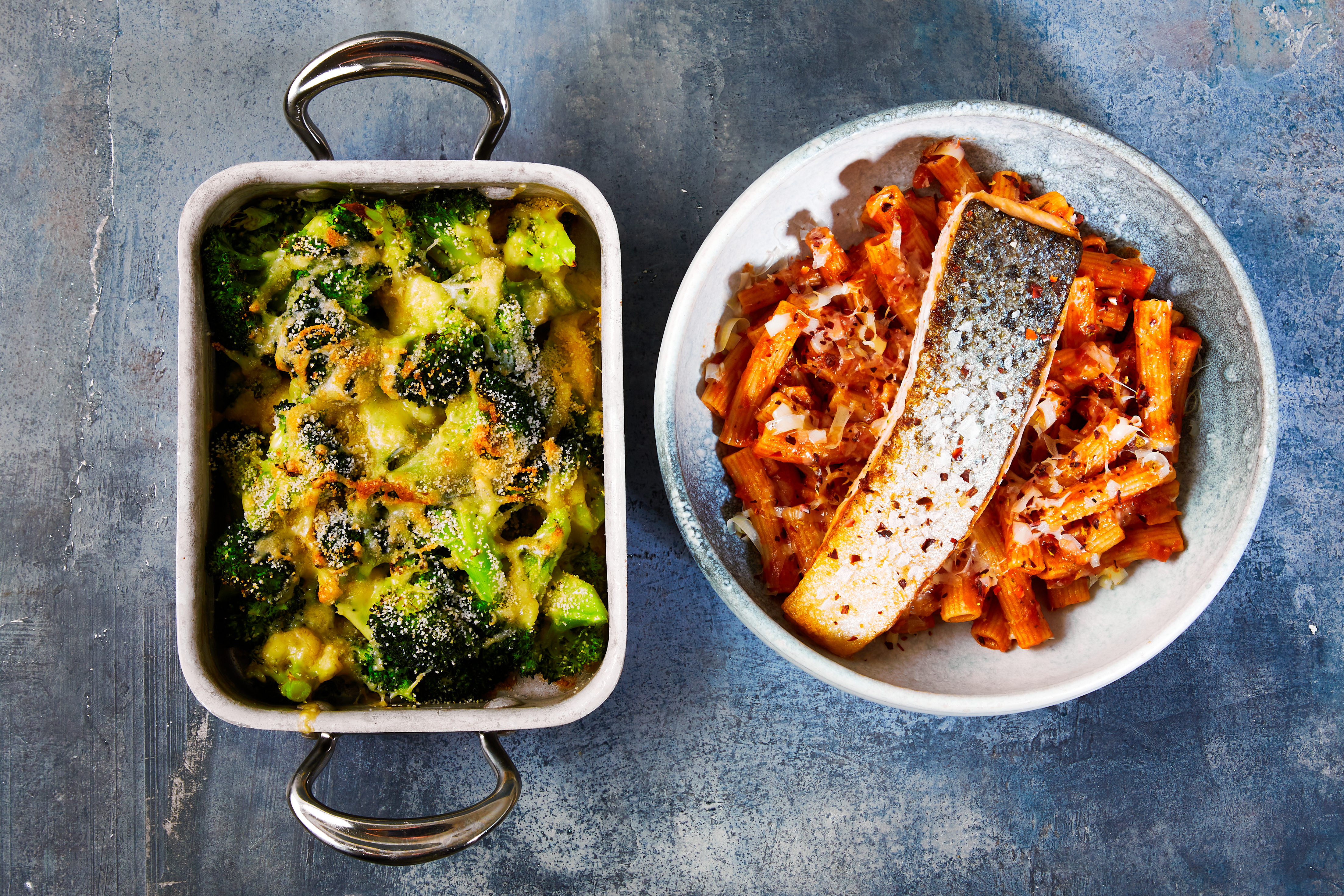 Stegt laks med sedani  i mild arrabbiata serveret med gratineret broccoli