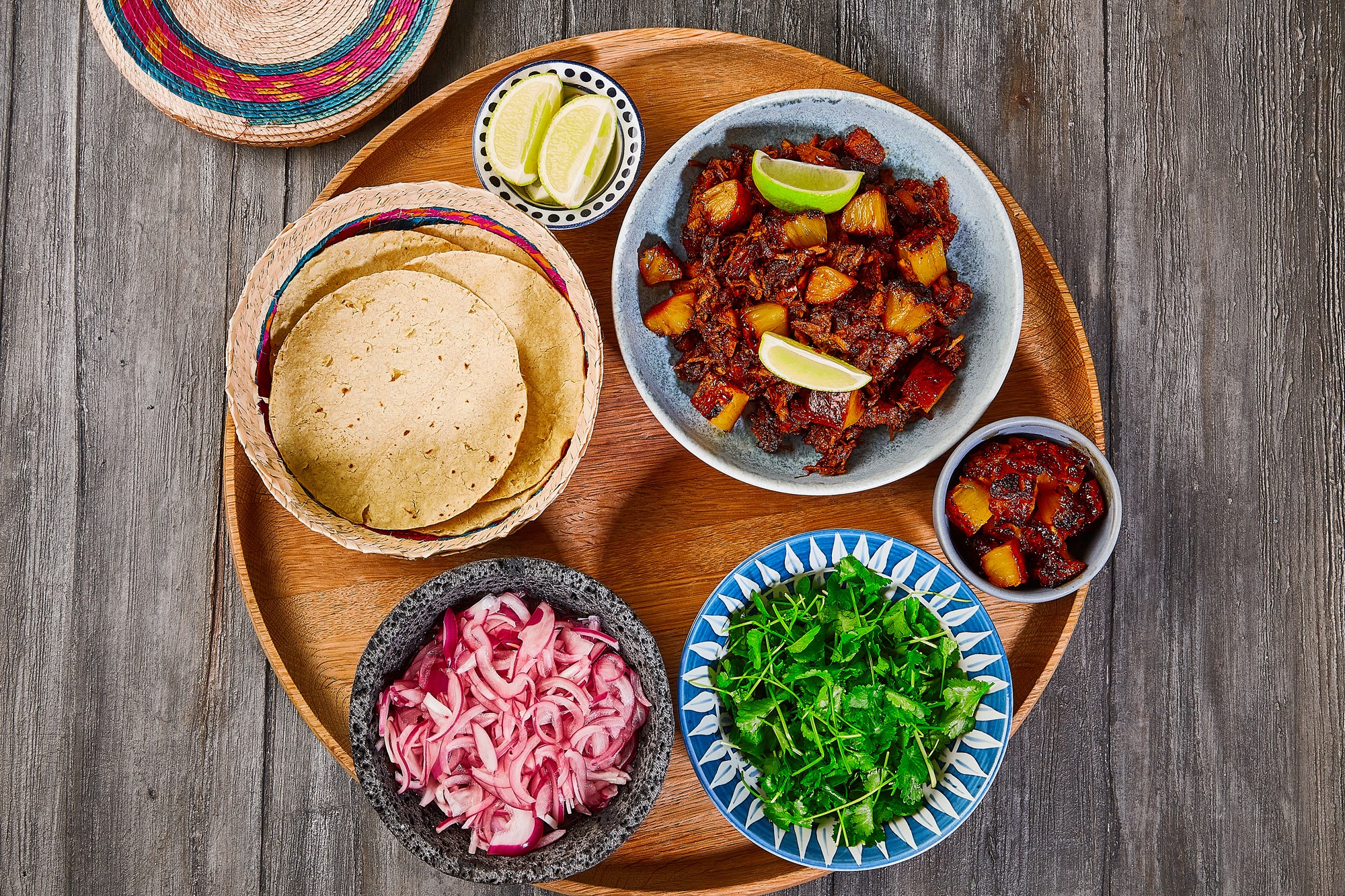 Taco al pastor på mør grisenakke med ananas, tortillawraps, salat, koriander & lime