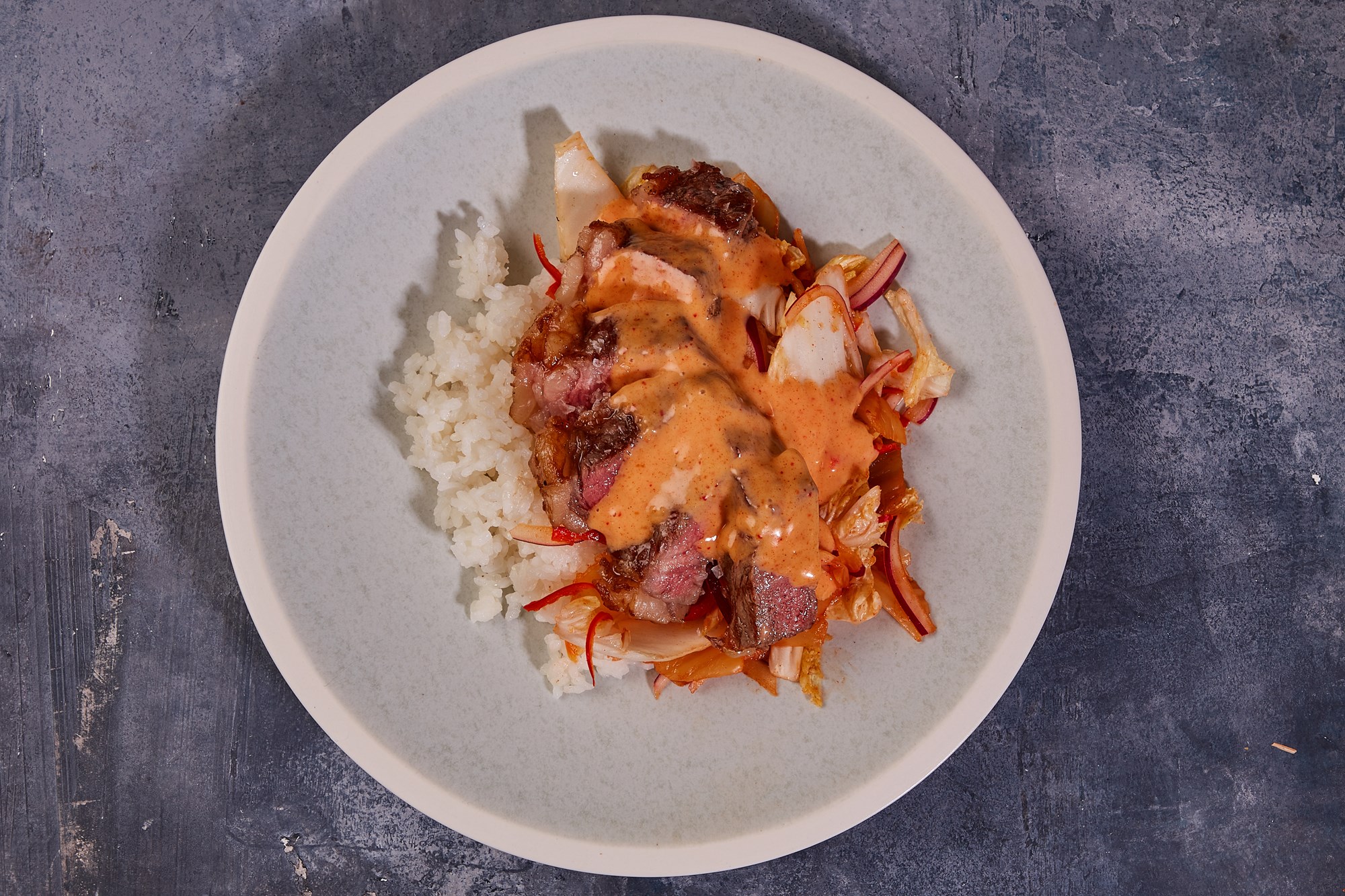 Koreansk steak med kimchi mayo dertil chilisyltede pak choy