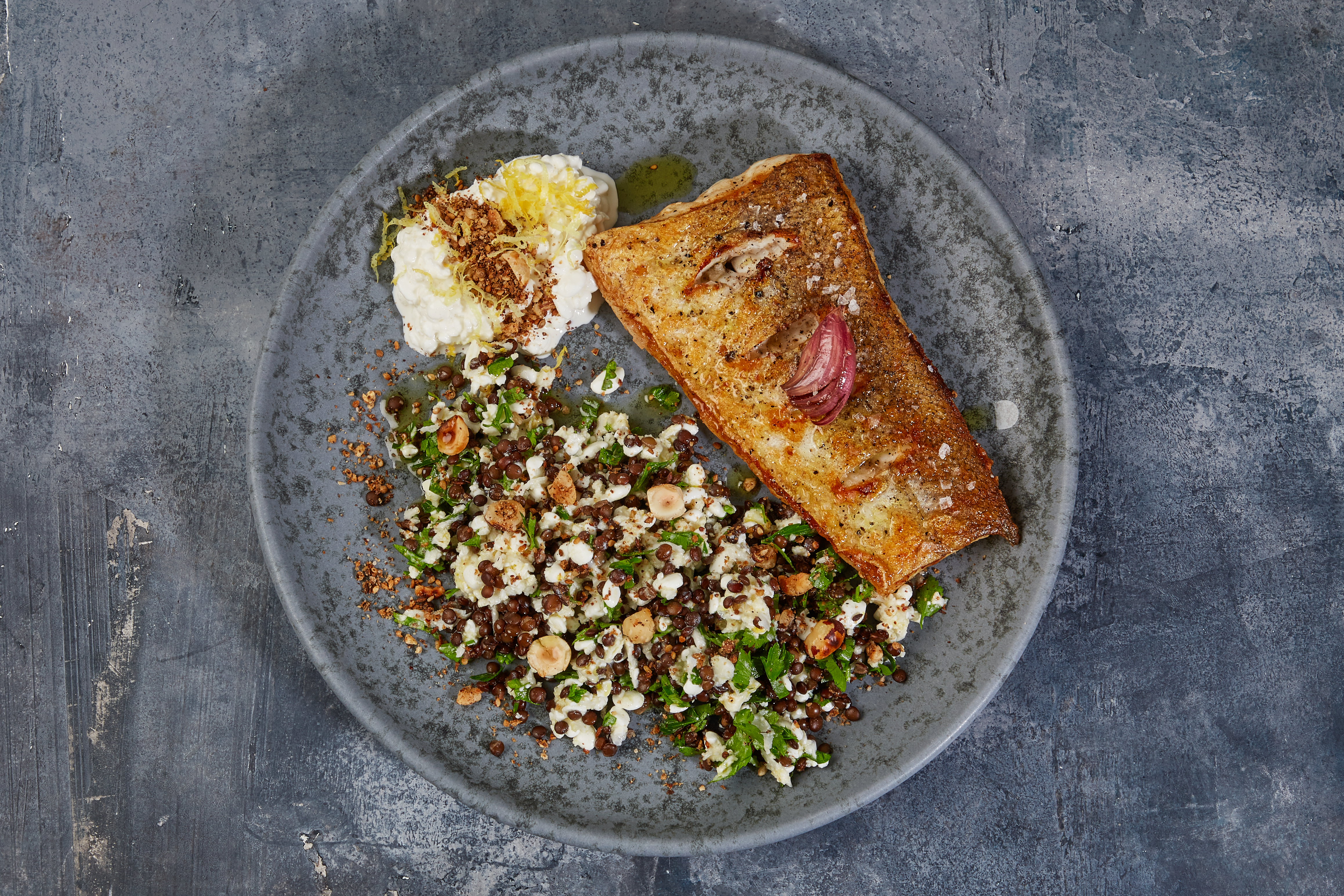 Skindstegt hvilling med hytteost og linsesalat (KnogleSund)