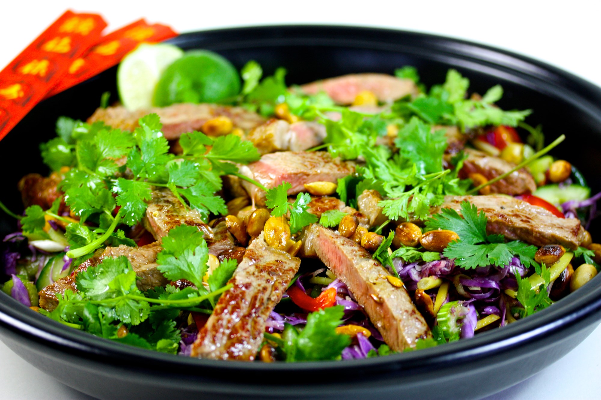 Thai beef salad med nam jim, peanuts samt rød- og glaskål