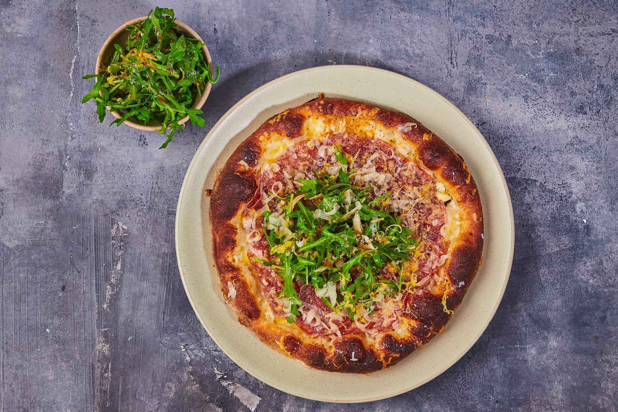 Pizza bianco med rucola, Himmelbjergost, citron & salame Cacciatore