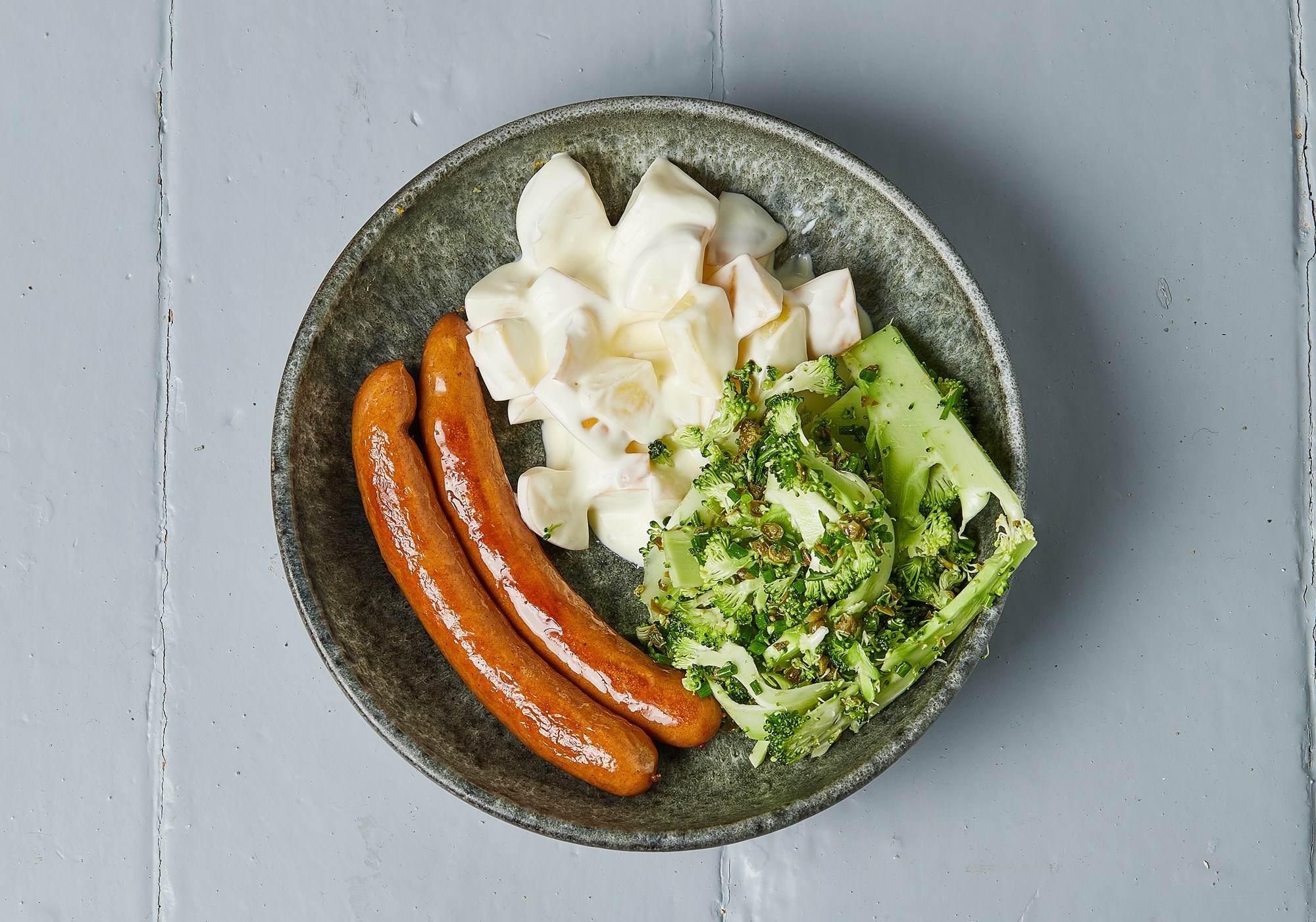 Kartoffelsalat med pølser og grøn salat