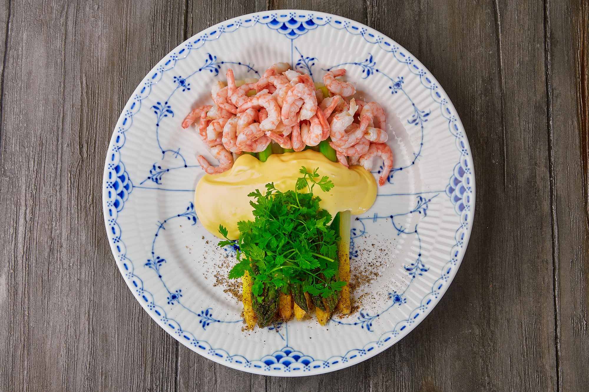 Hvide & grønne asparges  med søkogte håndpillede rejer, kørvelsalat og sauce mousseline