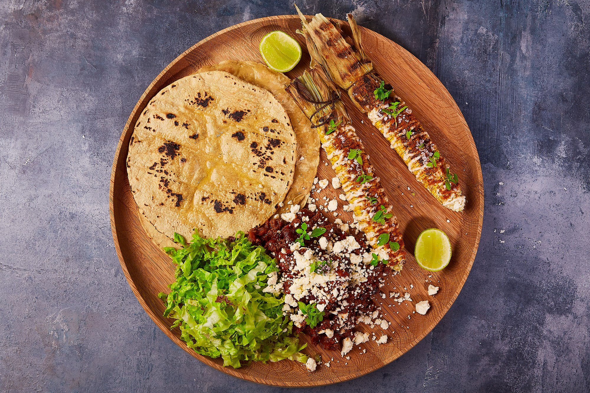 "Elote" Mexican street corn med queso fresco & oregano, dertil sprøde tostada med krydret okse og chili beans
