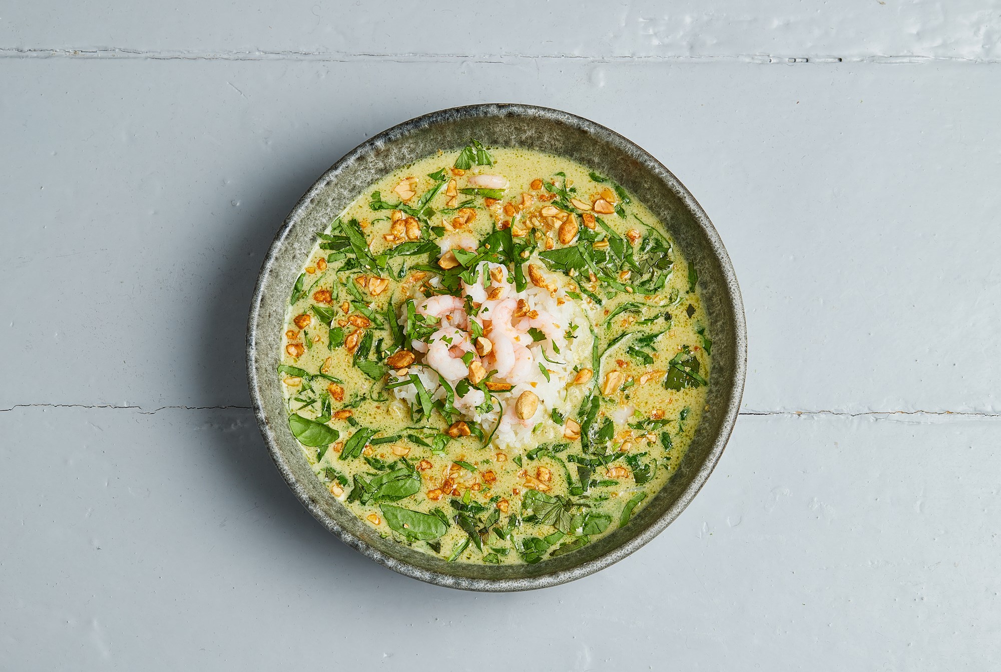 Thaisuppe med rejer, koriander og sprødt grønt