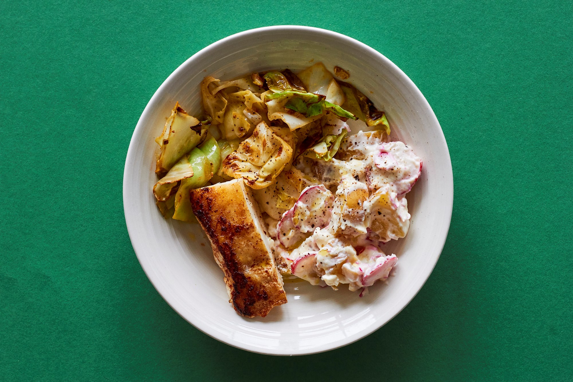 Stegt torsk med lun kartoffelsalat og grillet spidskål med picalilly vinaigrette