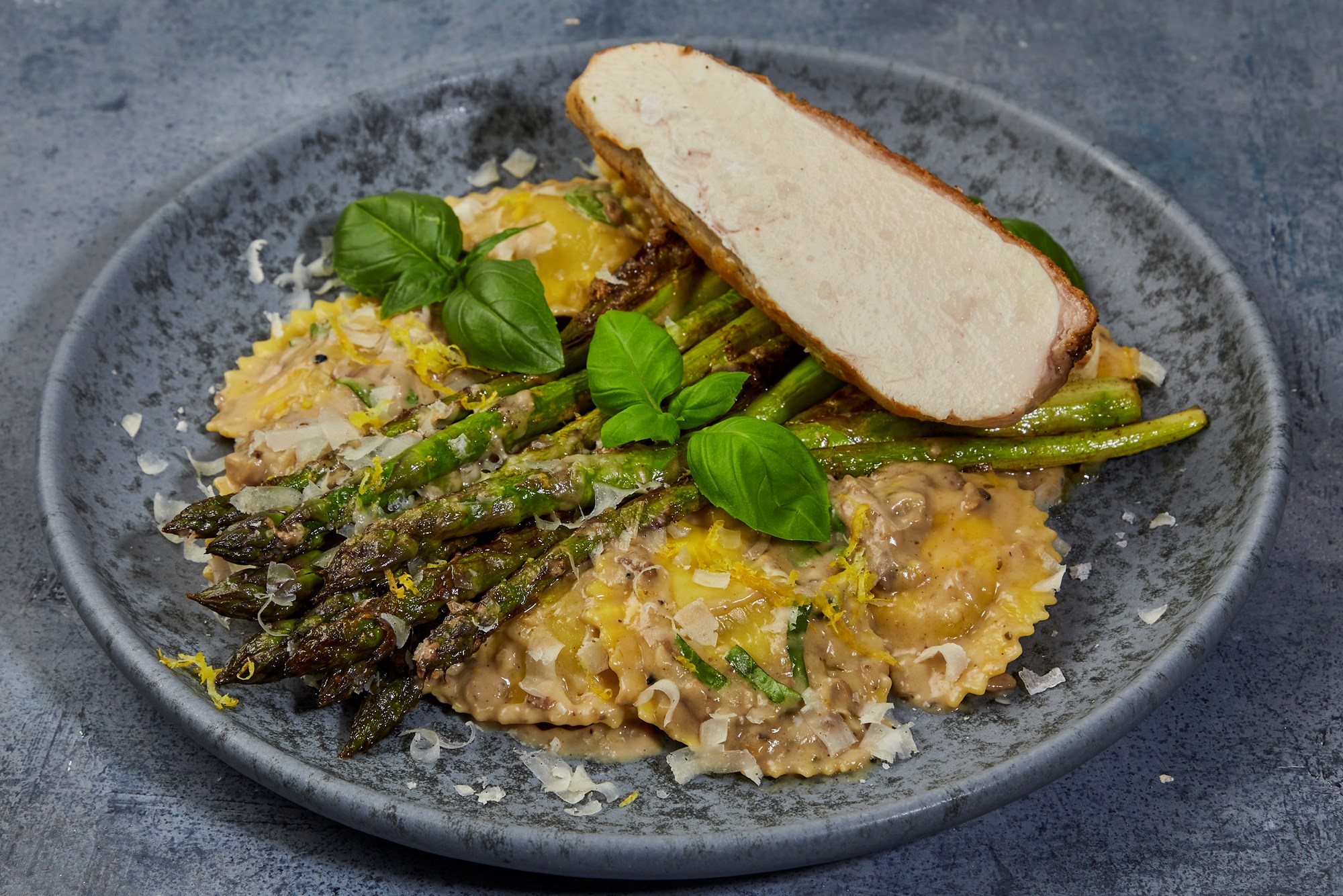 Hopballe kyllingsûpreme med trøffel ravioli, trøffelsauce og parmesanstegte grønne asparges