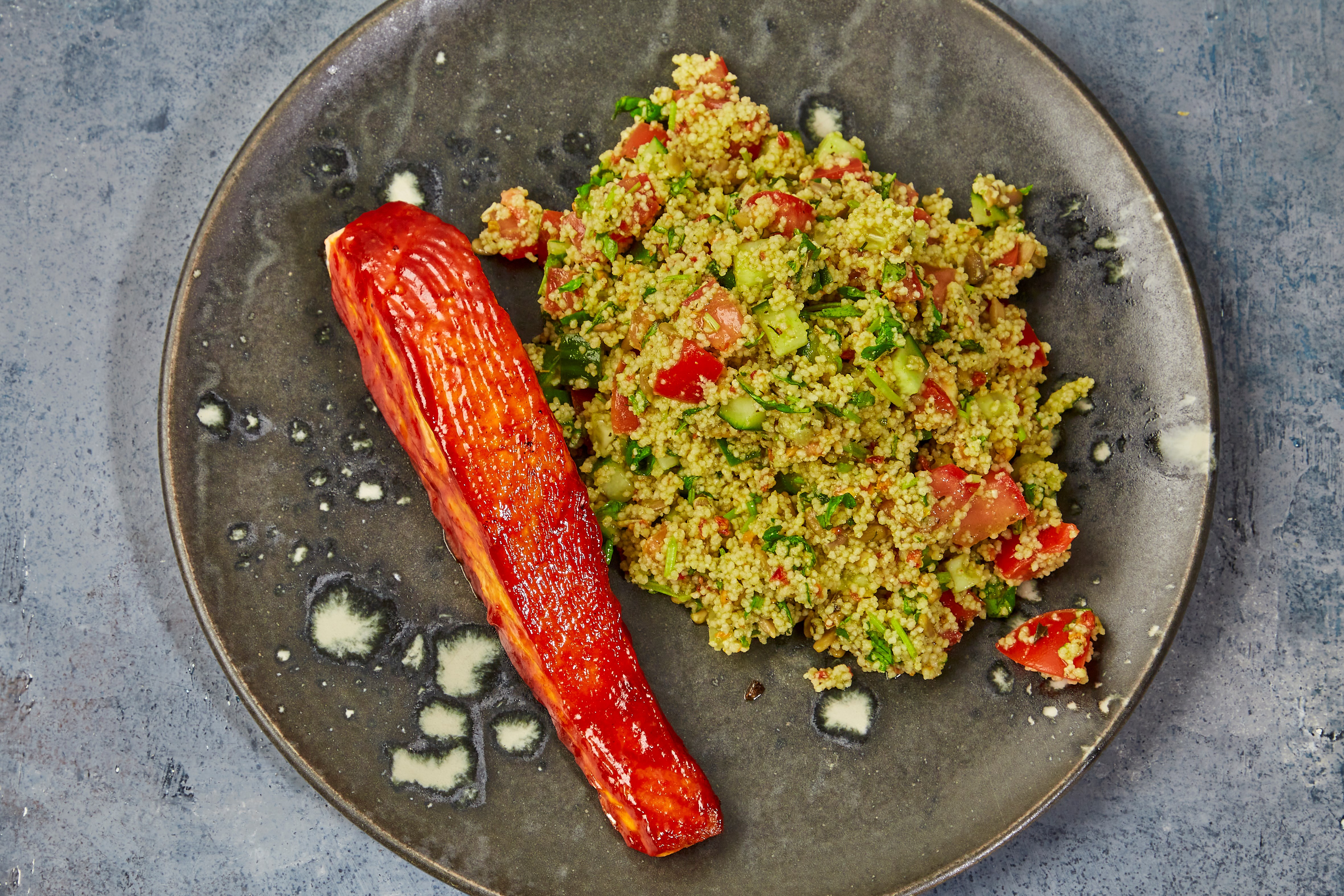 BBQ bagt laks med tabbouleh bulgursalat krydret med sesam, tomat ...