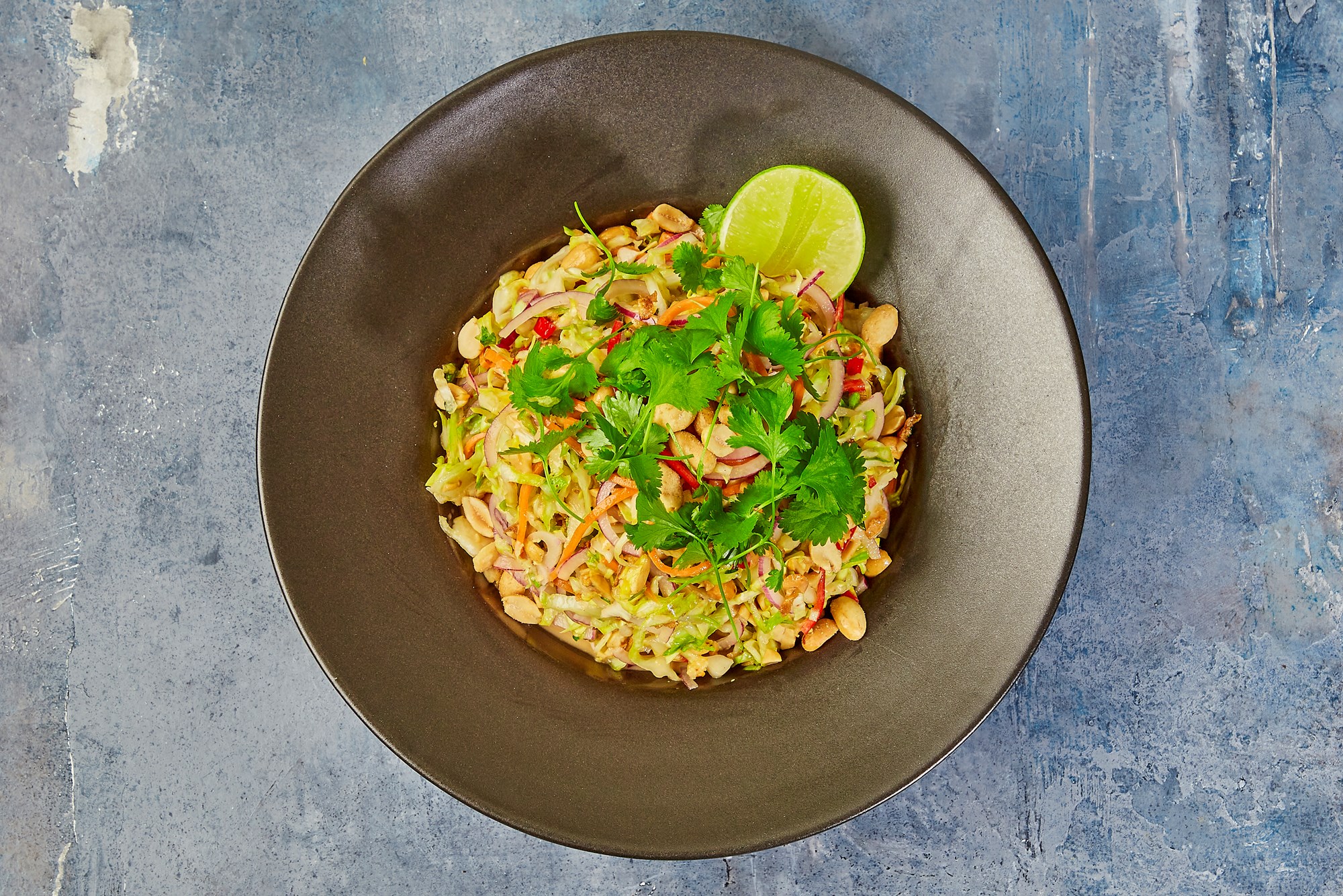 Ovnbagt lange med krydret vietnamesisk kålsalat i chili-peanut dressing