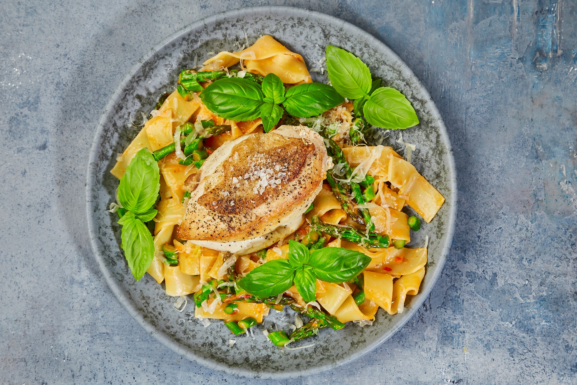 Pappardelle med grønne asparges, romesco sovs & stegt Hopballe