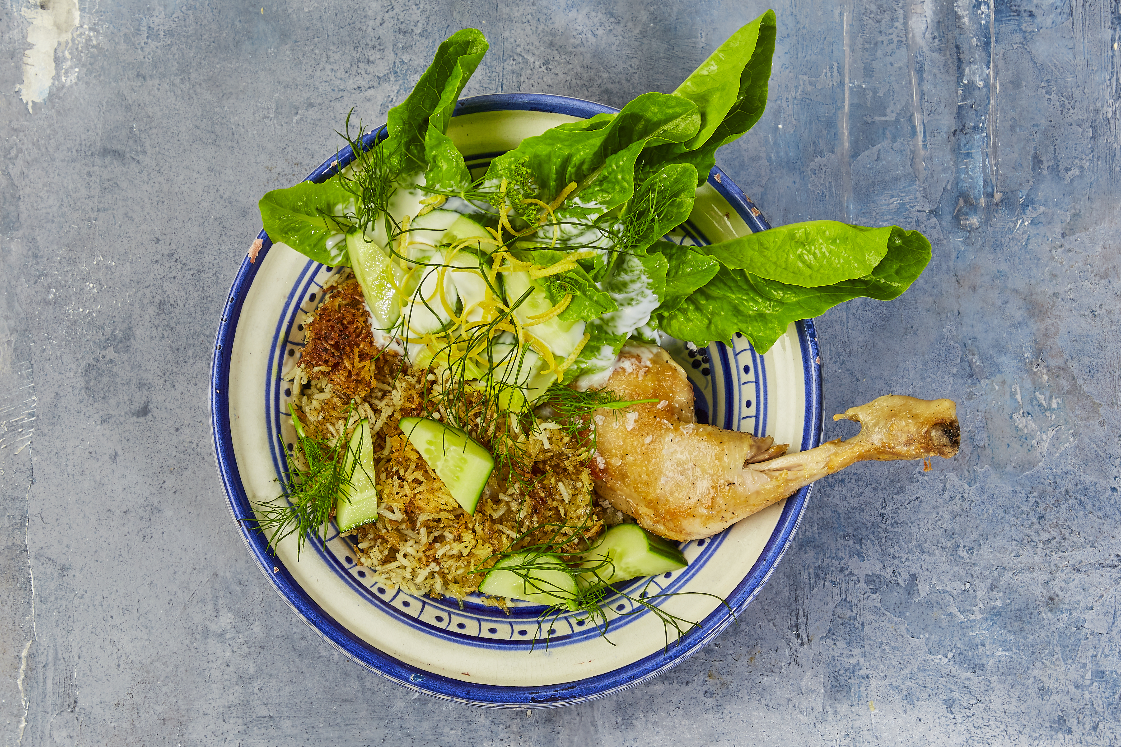 Hele kyllingelår med shivid polo og dildagurker