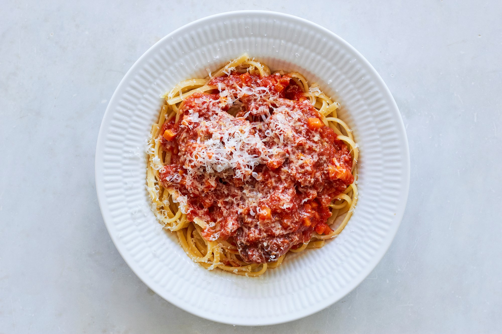Pasta med saftige meatballs og tomatsovs