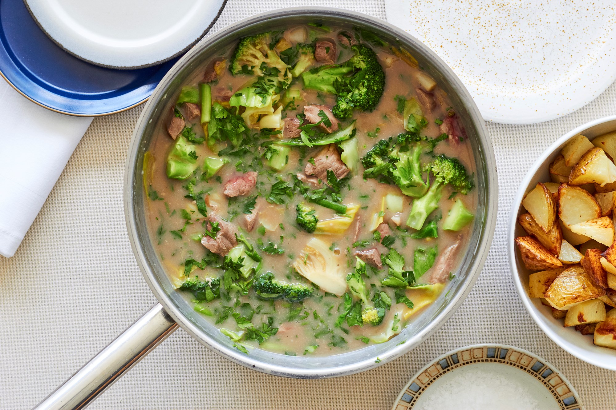 Kalvefrikassé med broccoli, forårsløg og sennep