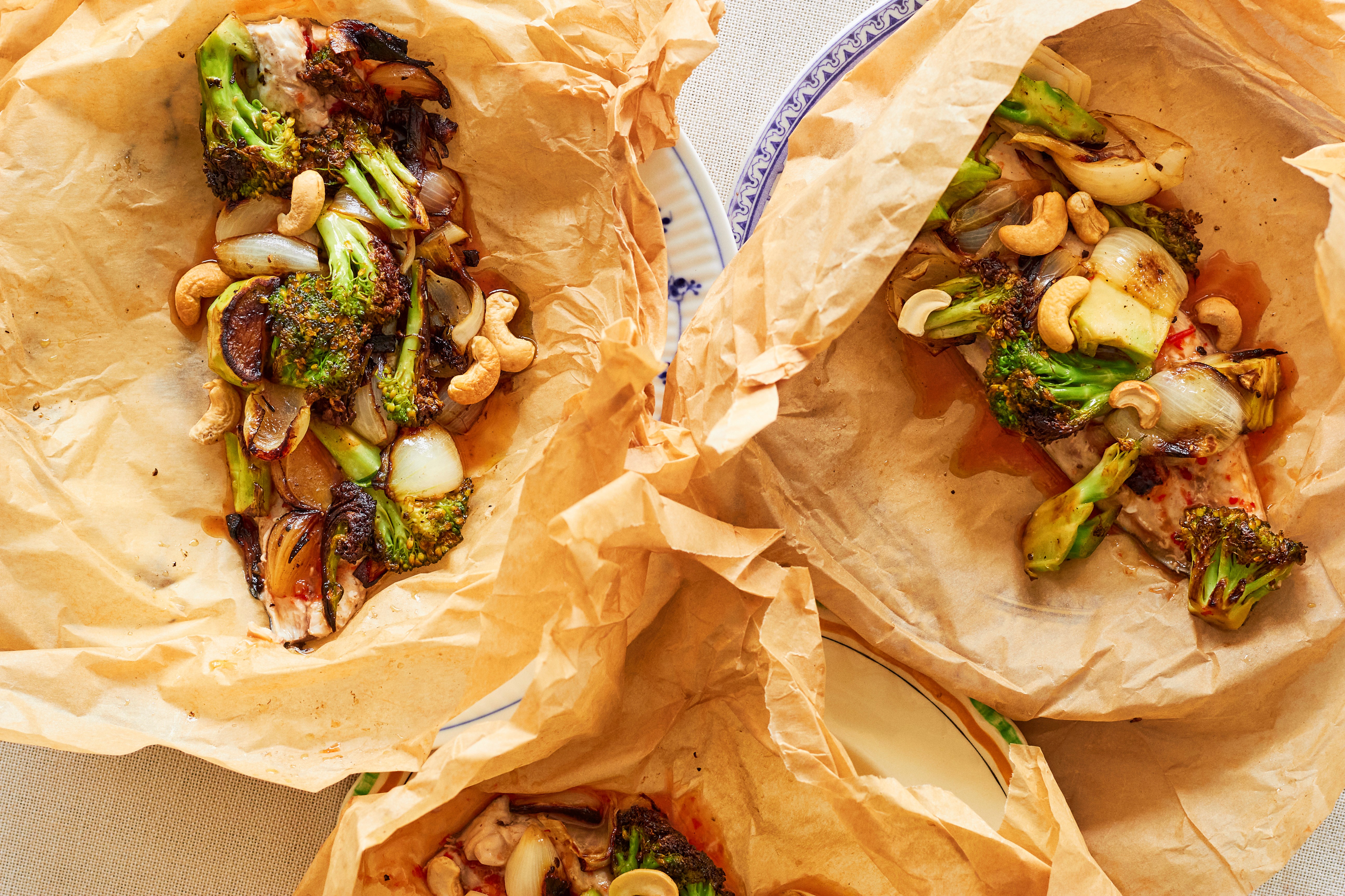 Kuller en papilotte med broccoli, løg og chili - Opskrift fra Skagenfood.dk