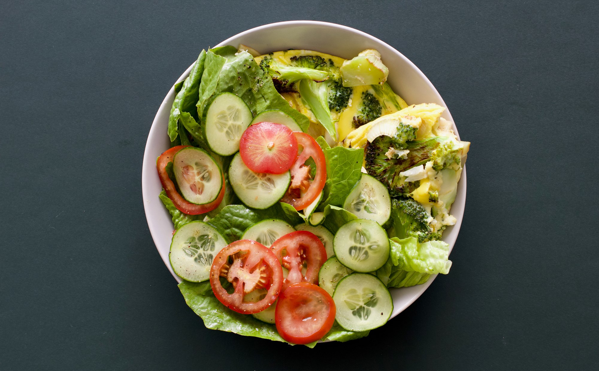 Æggekage med broccoli, løg og frisk salat