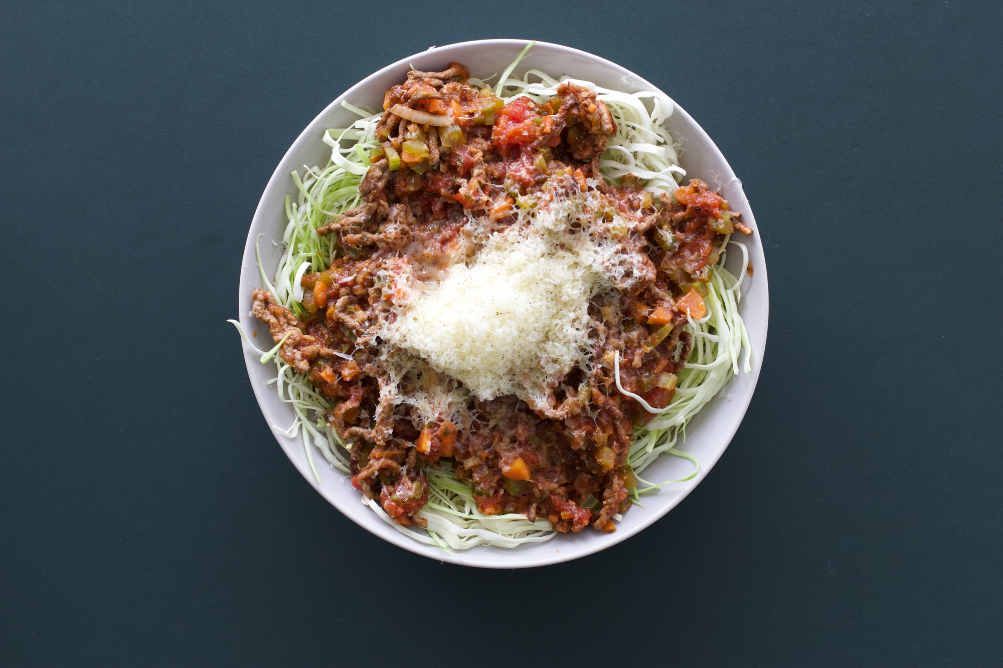 Bolognese med spidskål ”pasta” og parmesanost