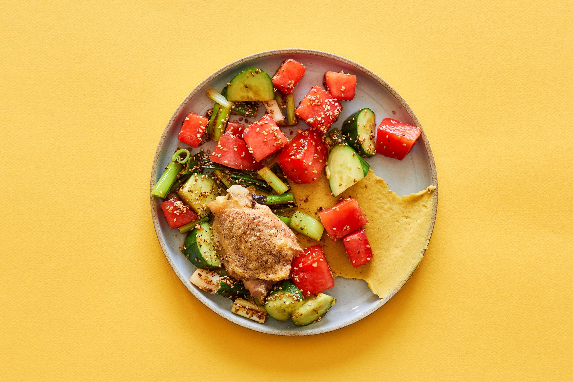 Bagte kyllingelår med flækærtehumus og grillet salat med vandmelon