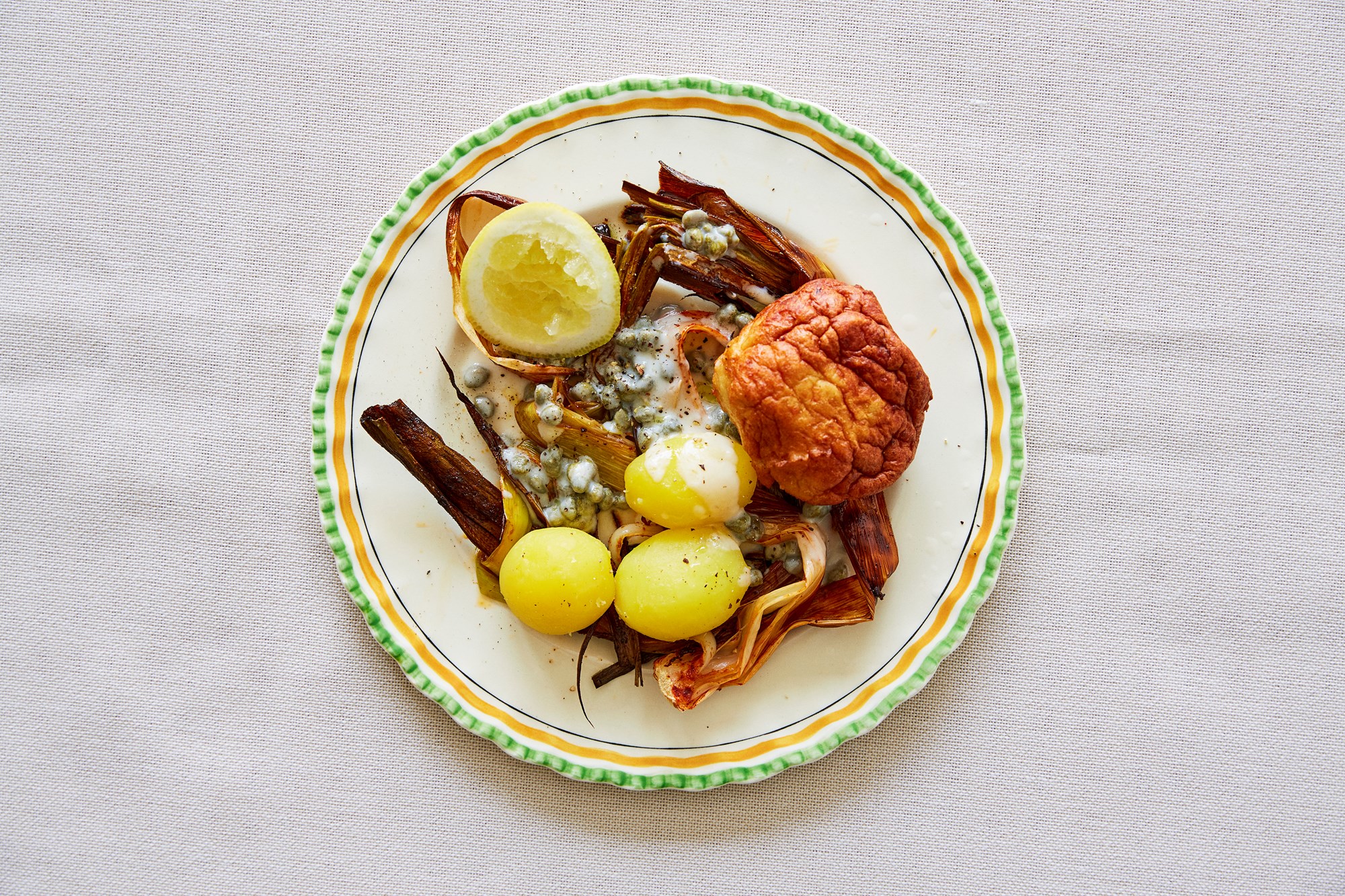 Fiskefrikadeller med kaperssovs, kartofler og bagt sommerporre