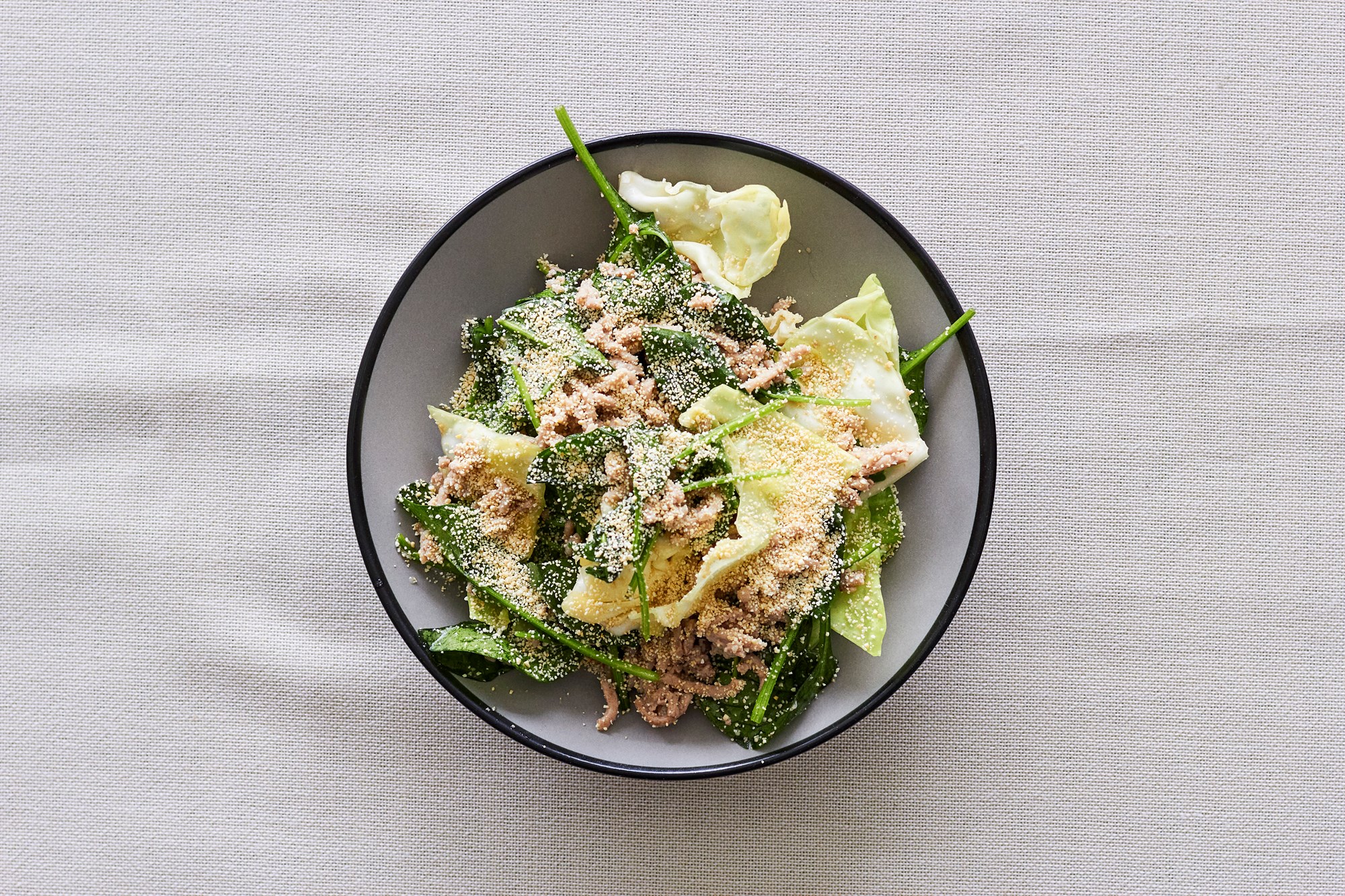 Laab inspireret salat med oksekød, spinat og spidskål