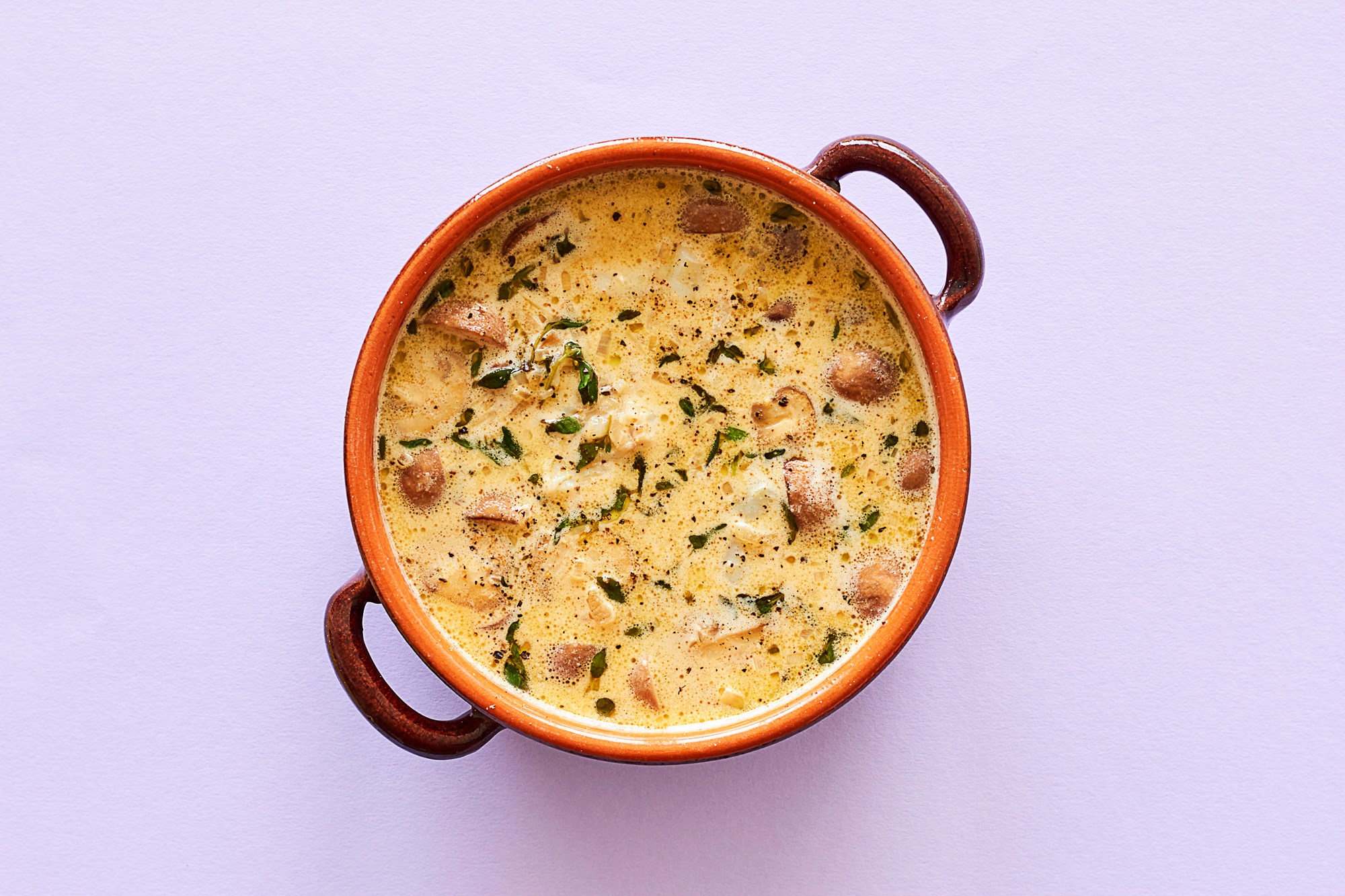 Cremet suppe på lyssej med svampe, fløde, timian og brød