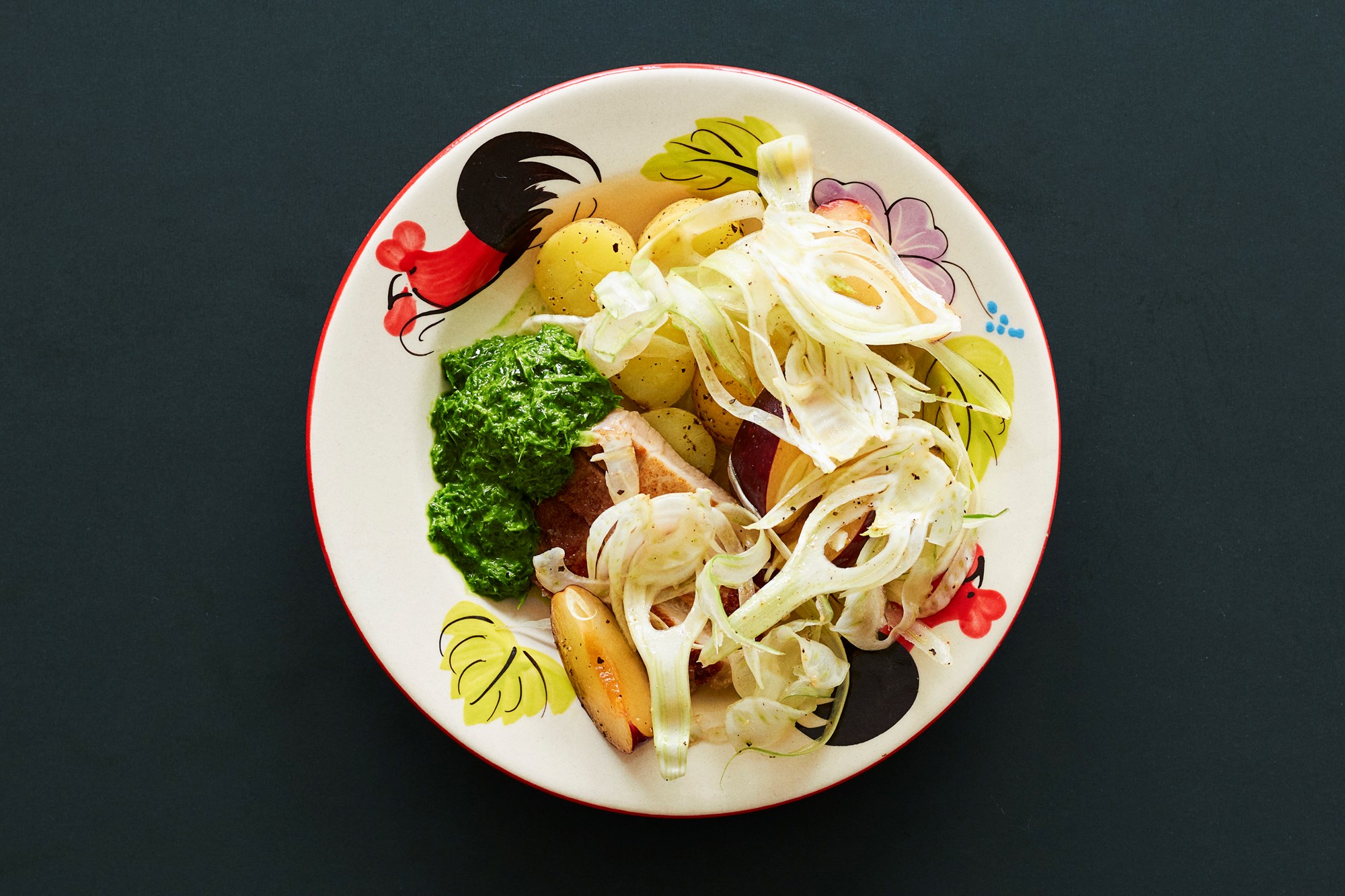 Grillet svinenakke med chimichurri, nye kartofler og fennikelsalat med blommer