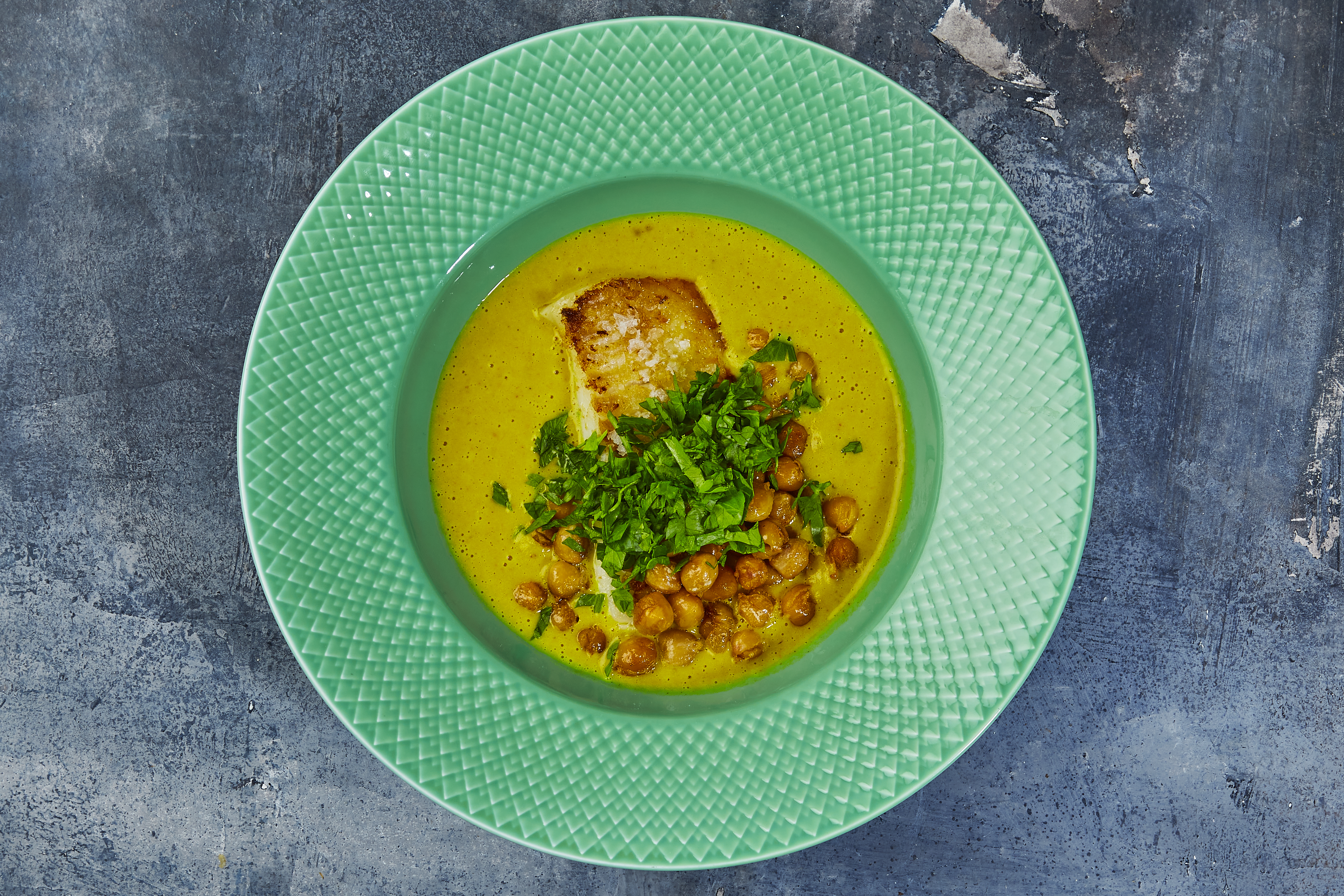 Karrysuppe med stegt kuller og kikærter