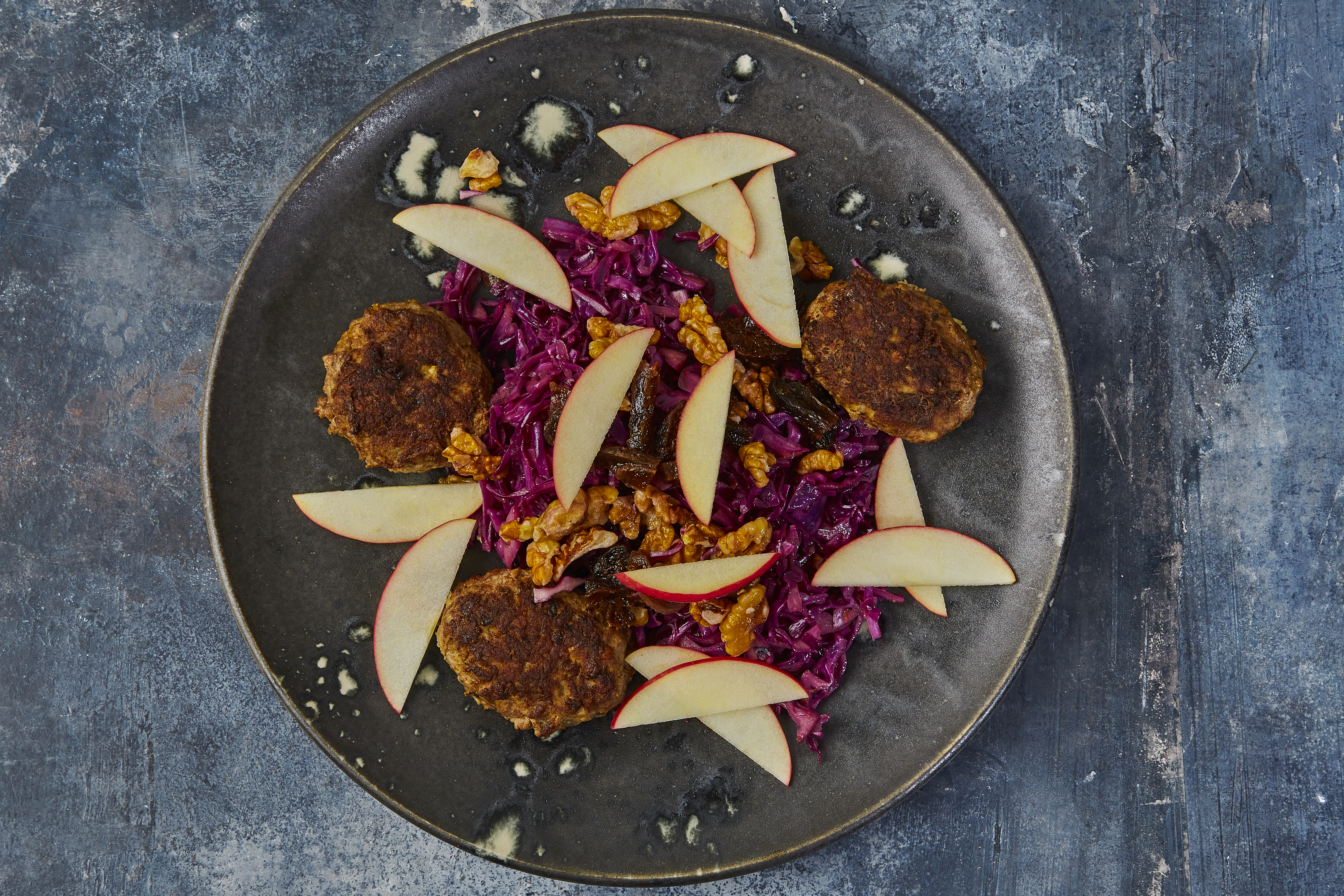 Frikadeller a la mor Aase med varm kålsalat