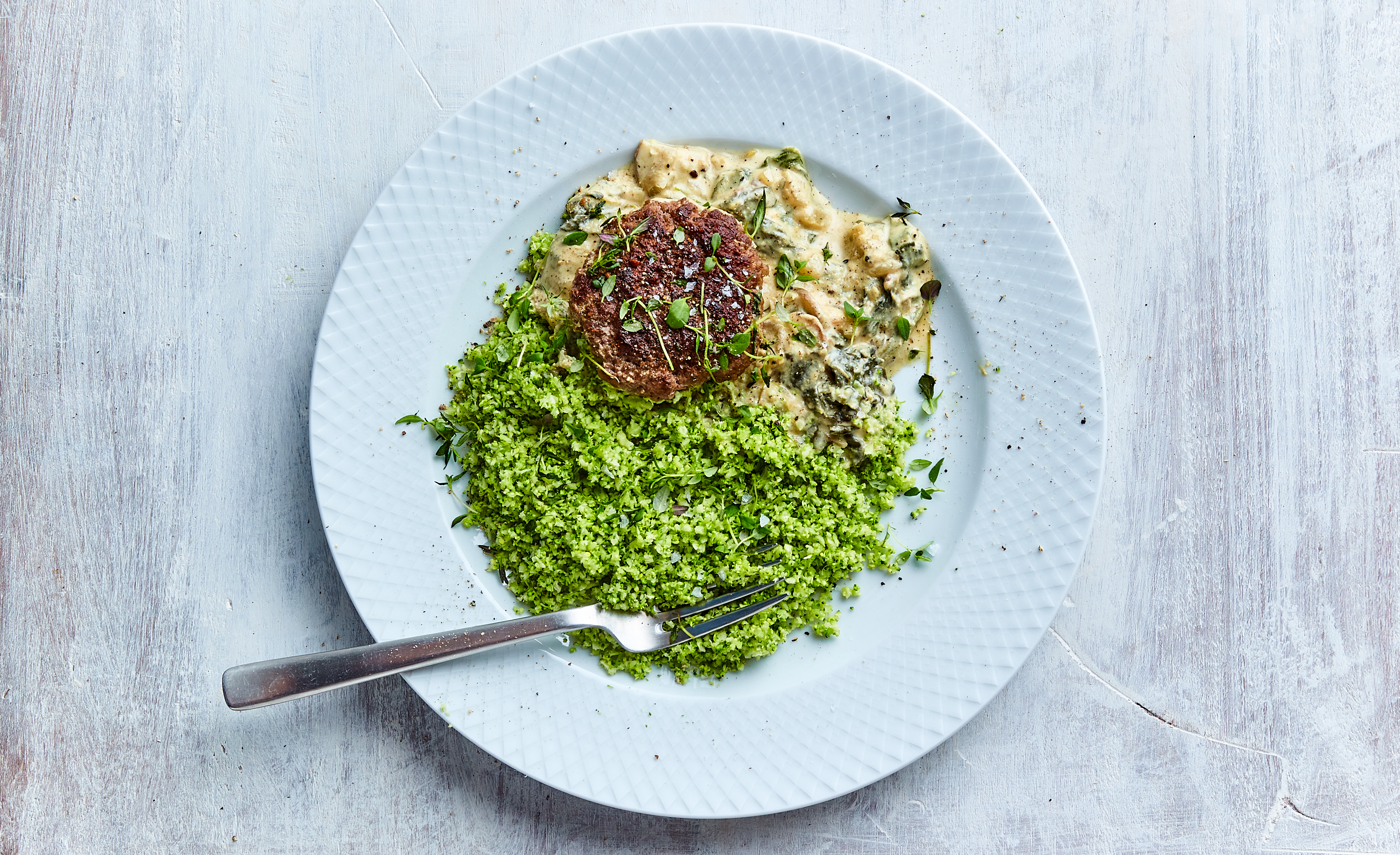 Hakkebøf med champignon-sennepssovs & broccoliris