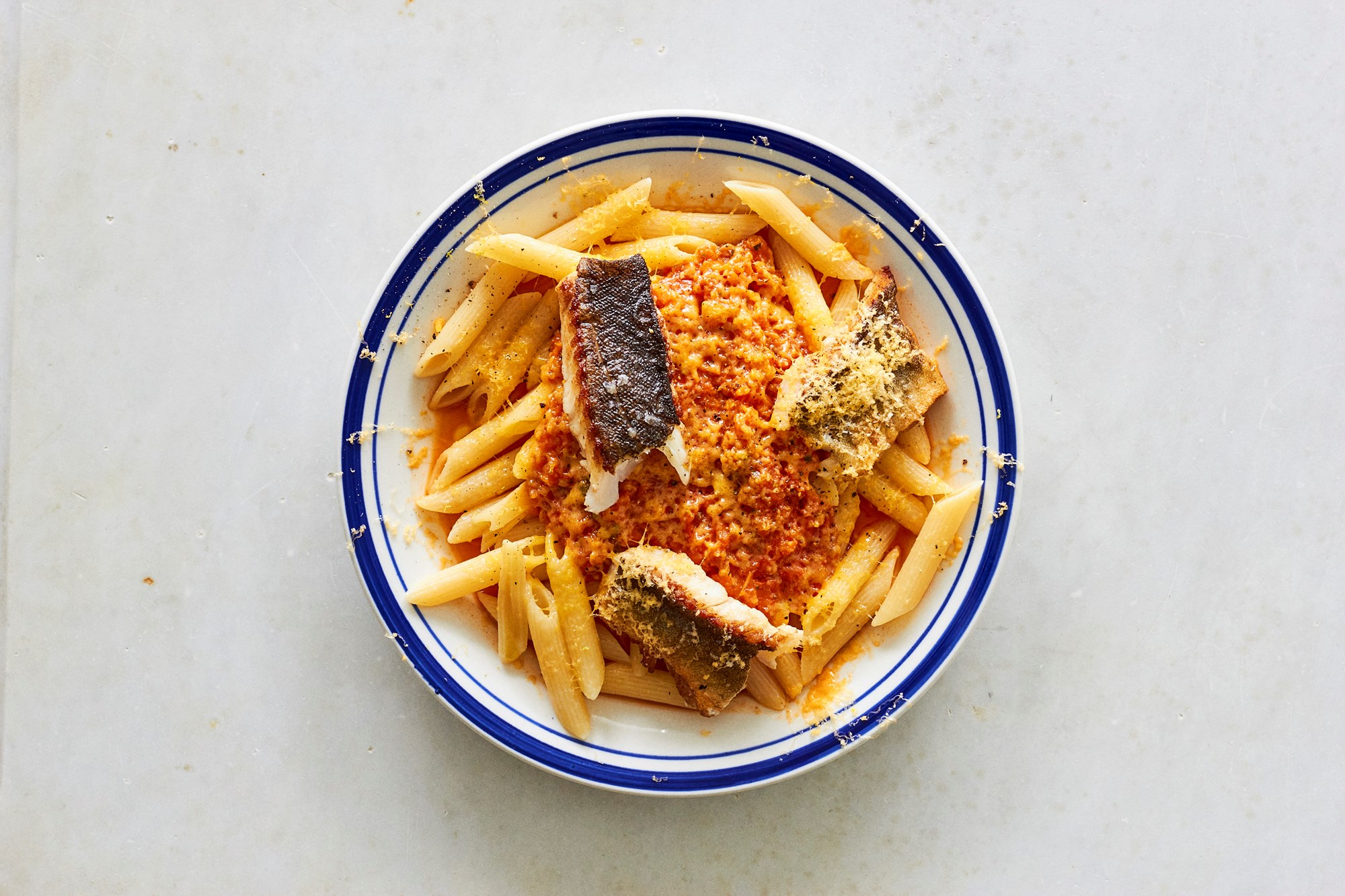 Stegt mørksej i pasta med tomatsovs, squash og røget cheddar