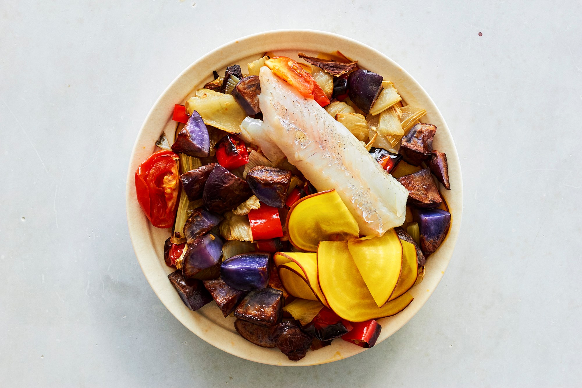 Bowl med bagt torsk i fennikelsalsa med gule beder og kartofler
