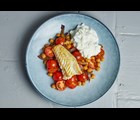 Stegt kulmule med krydrede bønner, tzatziki og tomater