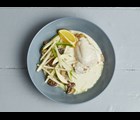 Kylling i grøn karry med ris og syrlig grønt