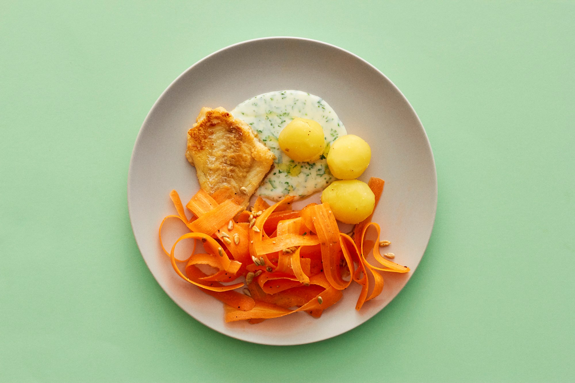 Meunierestegt rødspætte med kartofler, persillesovs og frisk gulerodssalat
