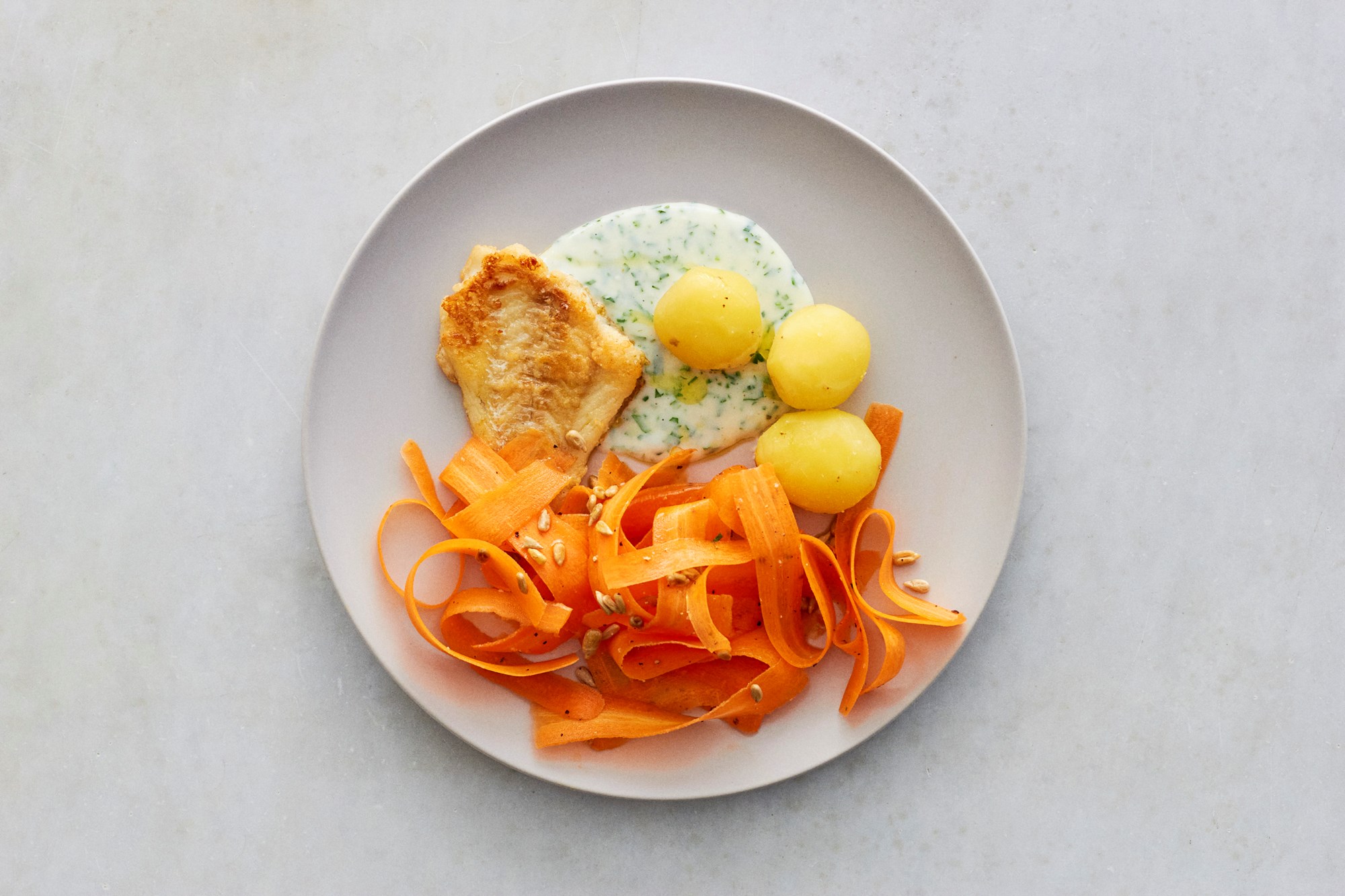 Meunierestegt rødspætte med kartofler, persillesovs og frisk gulerodssalat